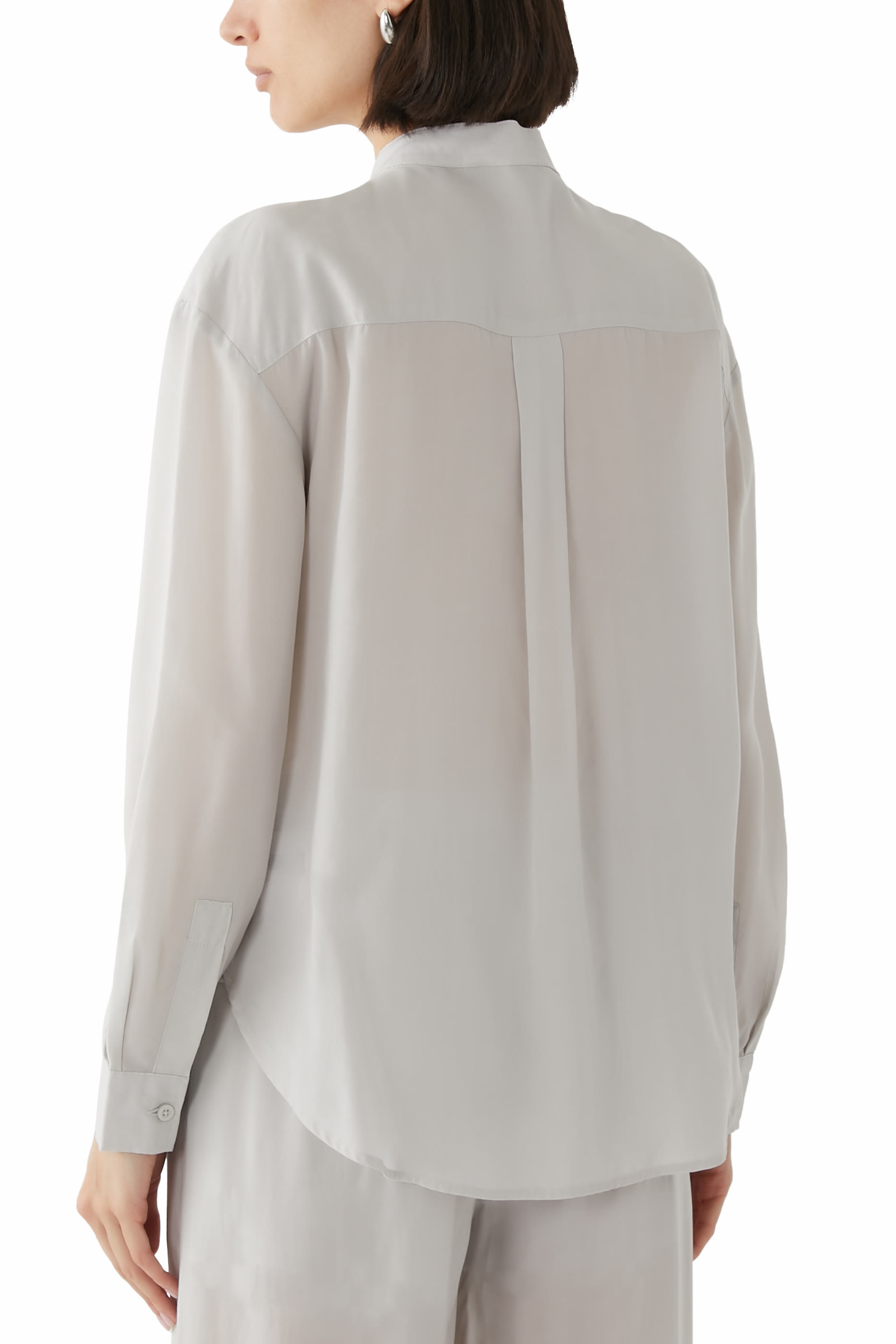 قميص بأكمام طويلة