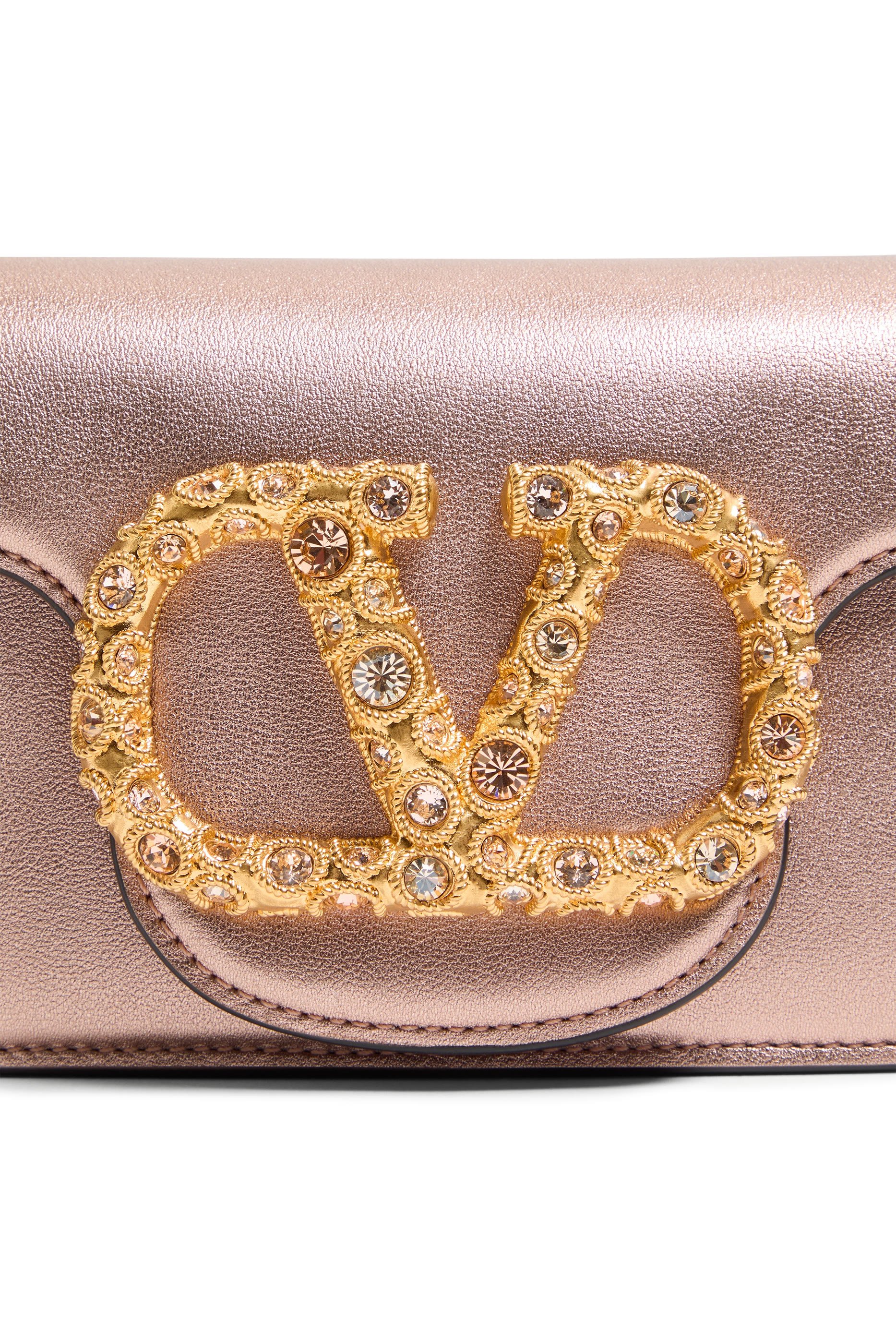 حقيبة كتف صغيرة بشعار الماركة مزينة بحلي