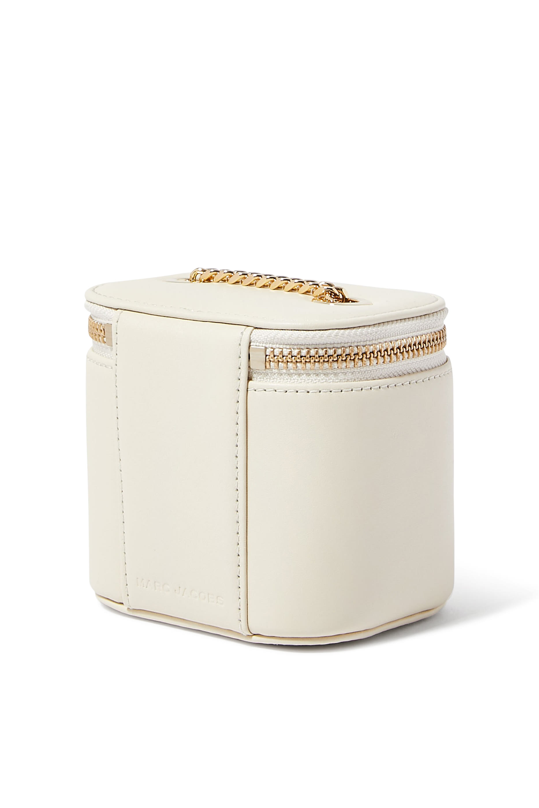 حقيبة مستحضرات تجميل صغيرة