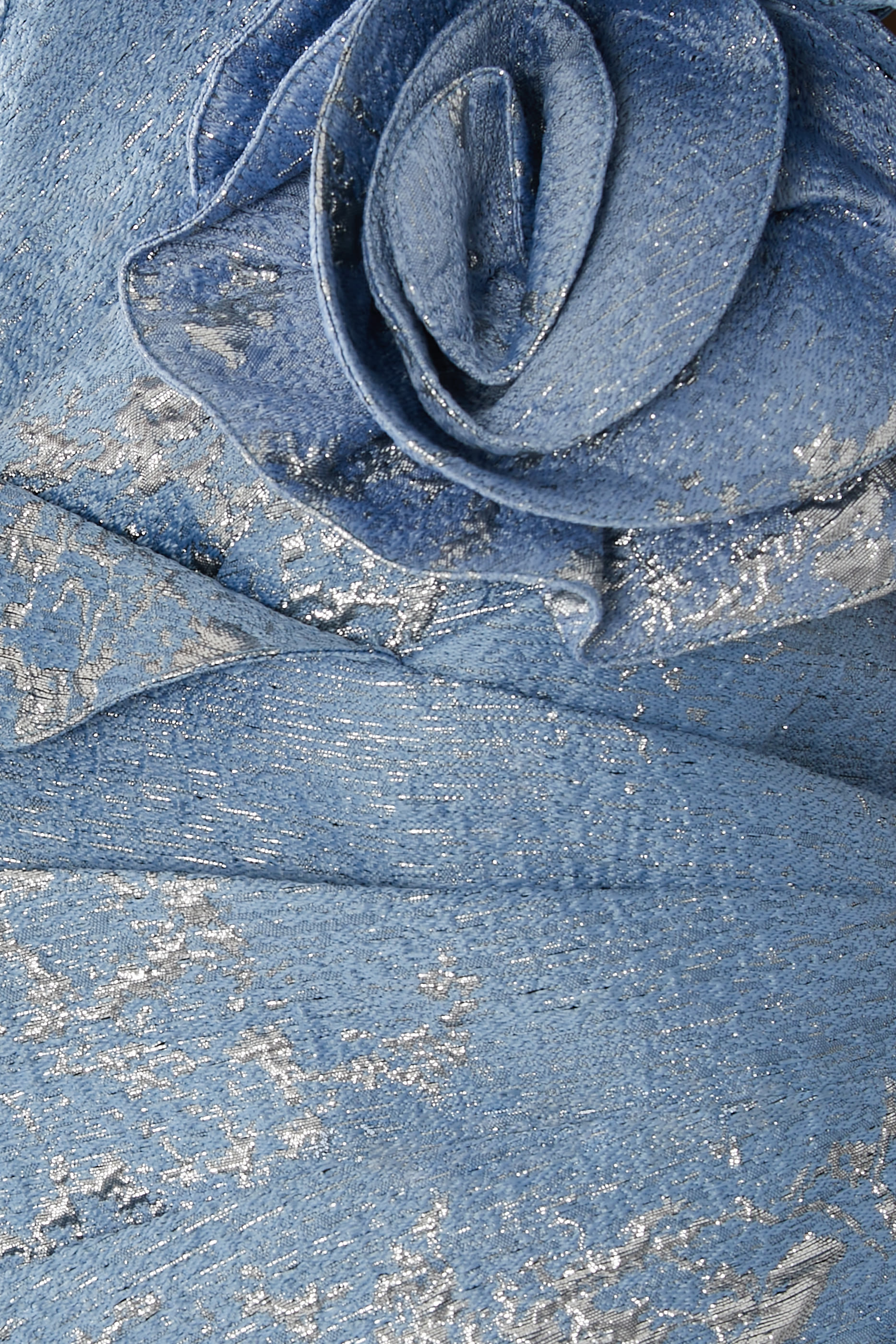 فستان سهرة بأكتاف متساقطة وكشكش وزهور بارزة الملمس جاكار