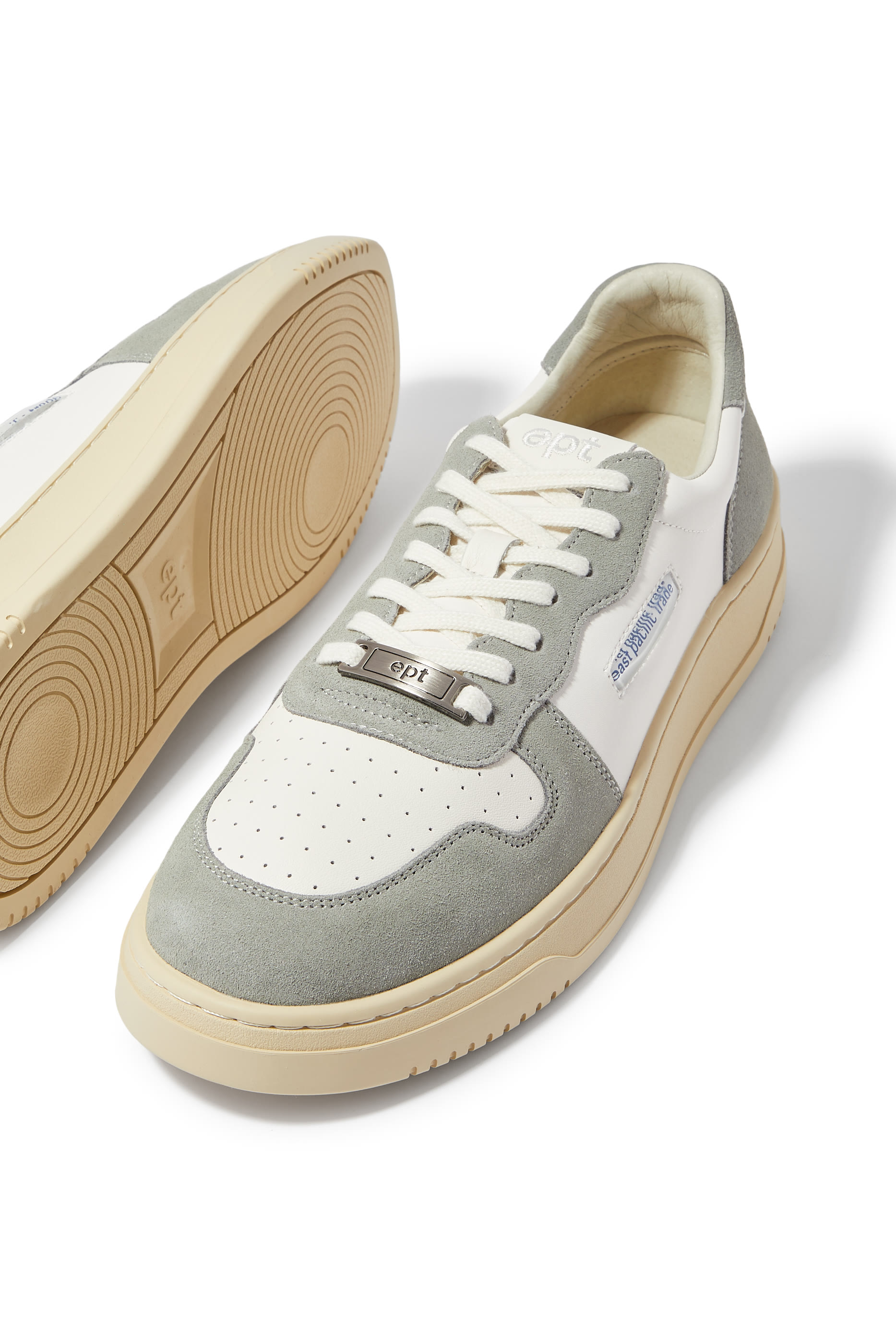 سنيكرز كورت