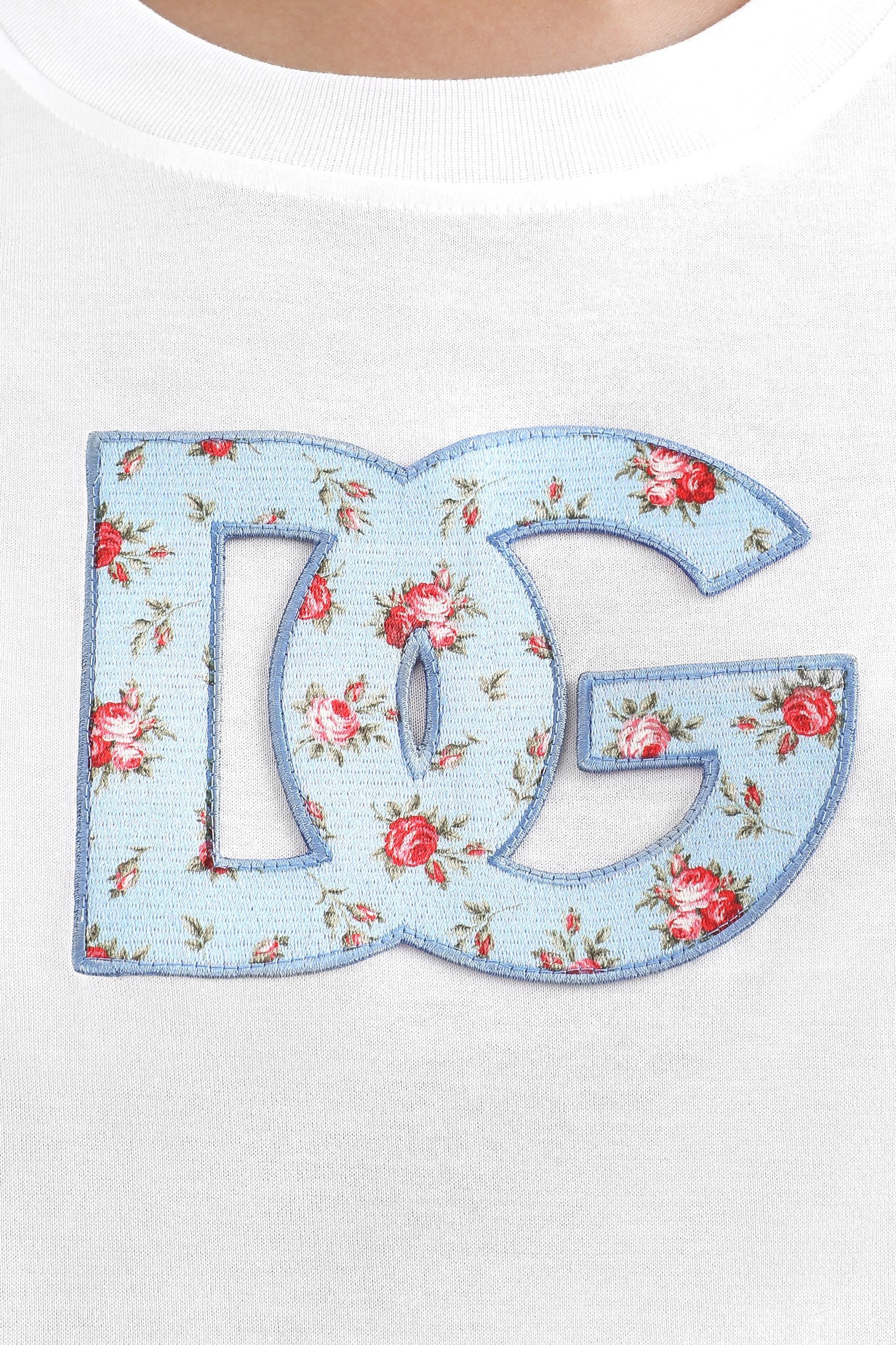 تيشيرت مزين بشعار الماركة