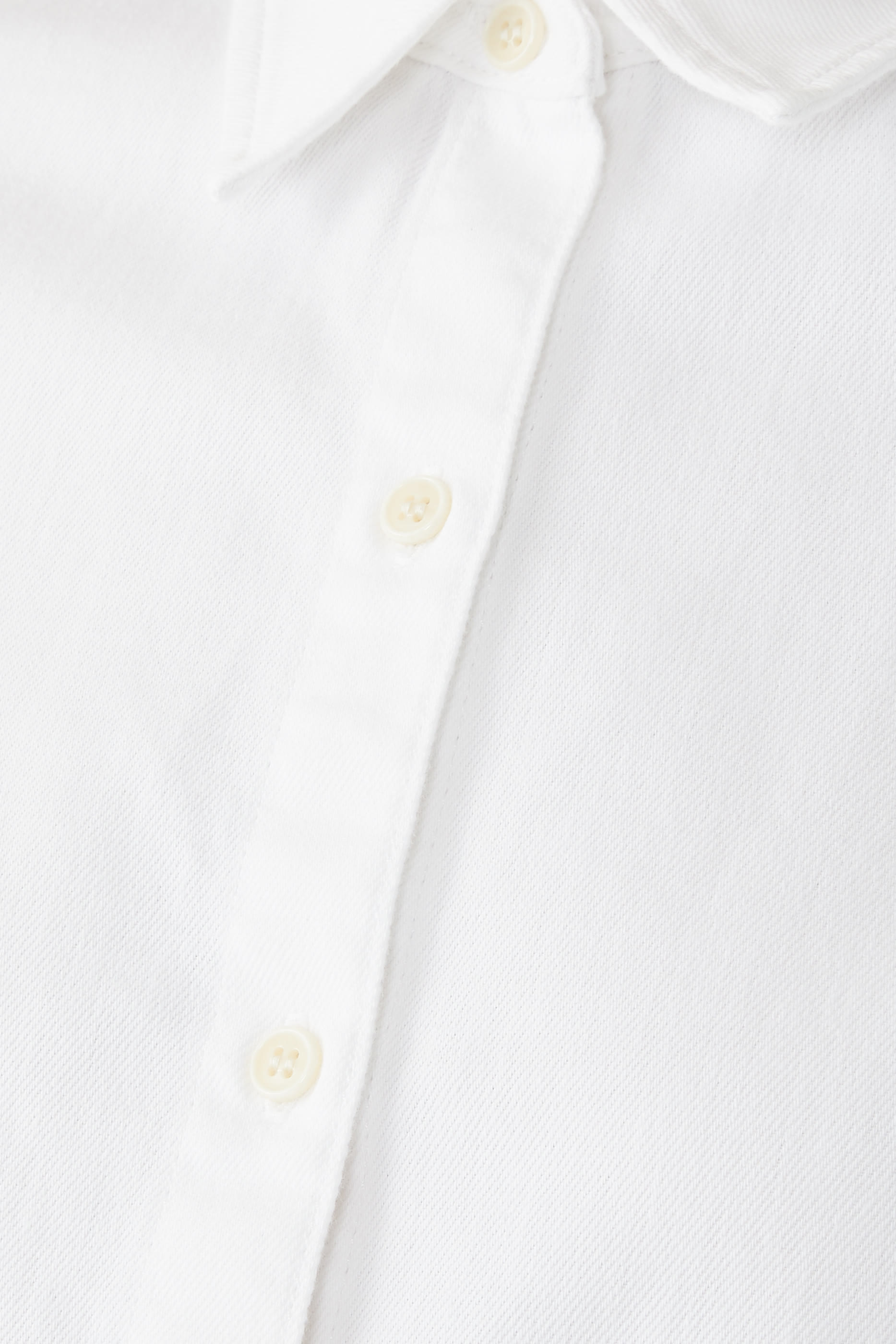 قميص بقصة مربعة وأكمام قصيرة