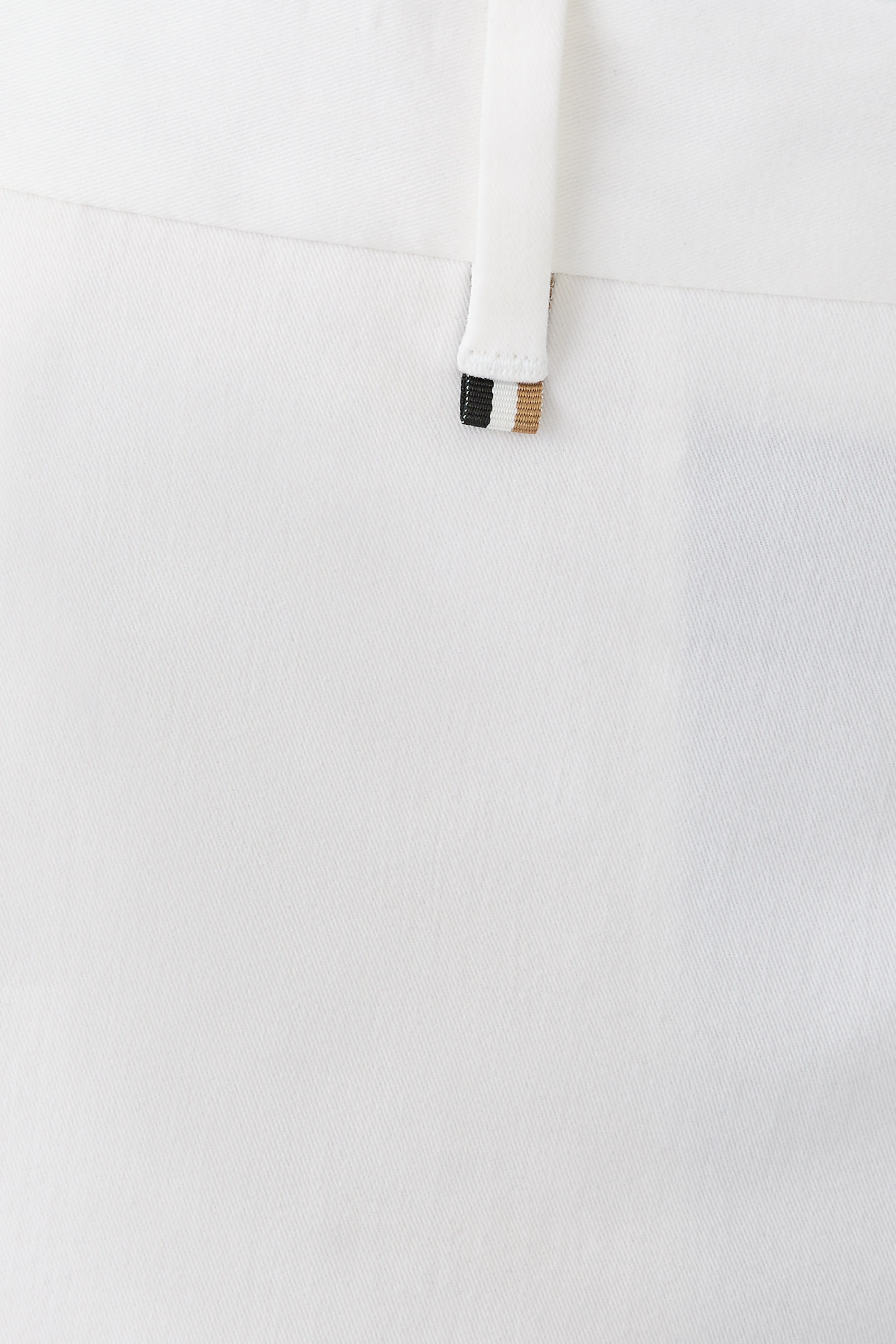 بنطال بقصة ضيقة