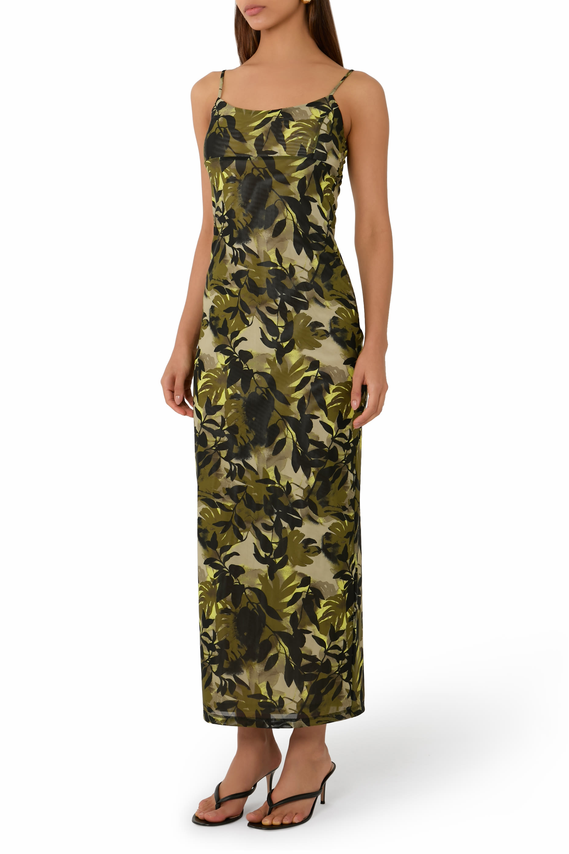 فستان طويل بحمالات رفيعة