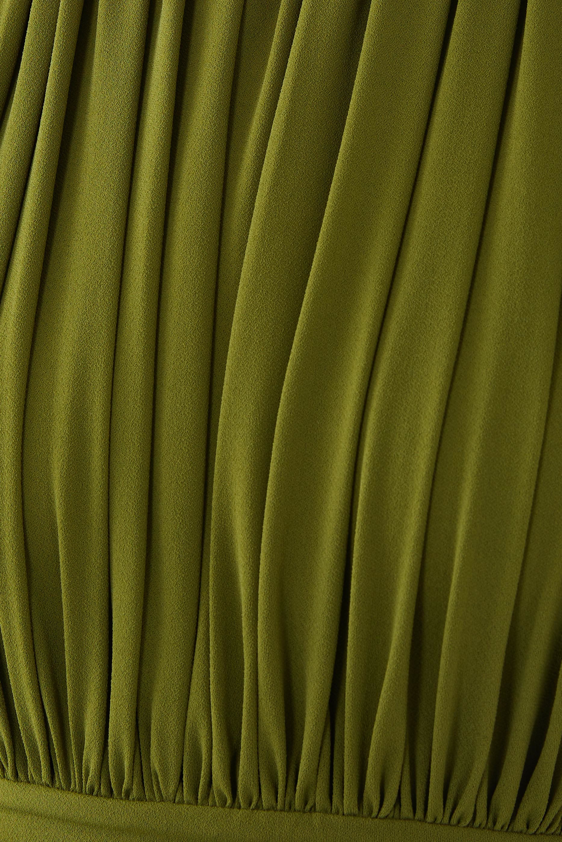 فستان قصير بياقة عالية وكشكش