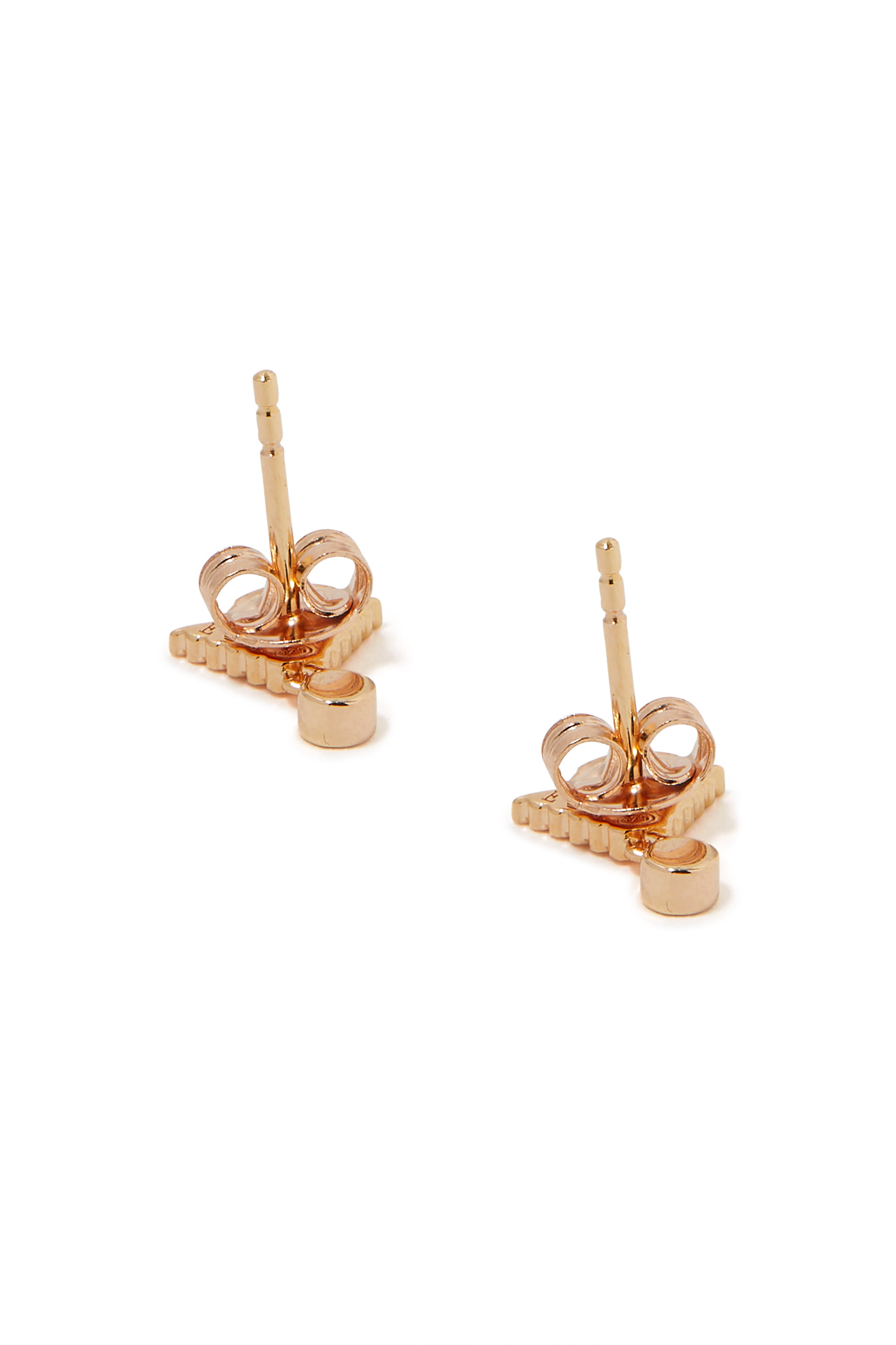 أقراط بتصميم شعار الماركة