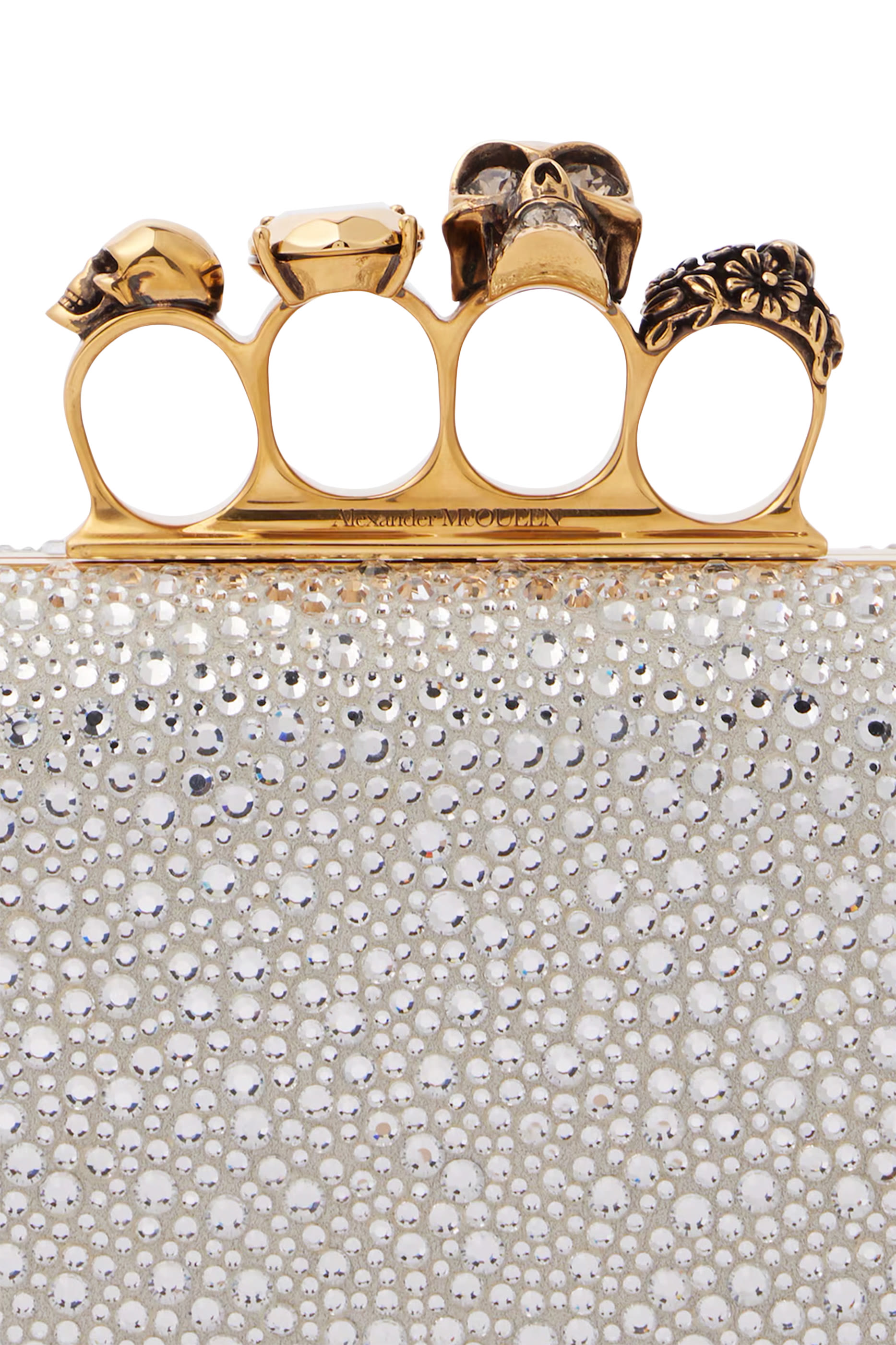 كلاتش مزين بأربعة خواتم وجمجمة