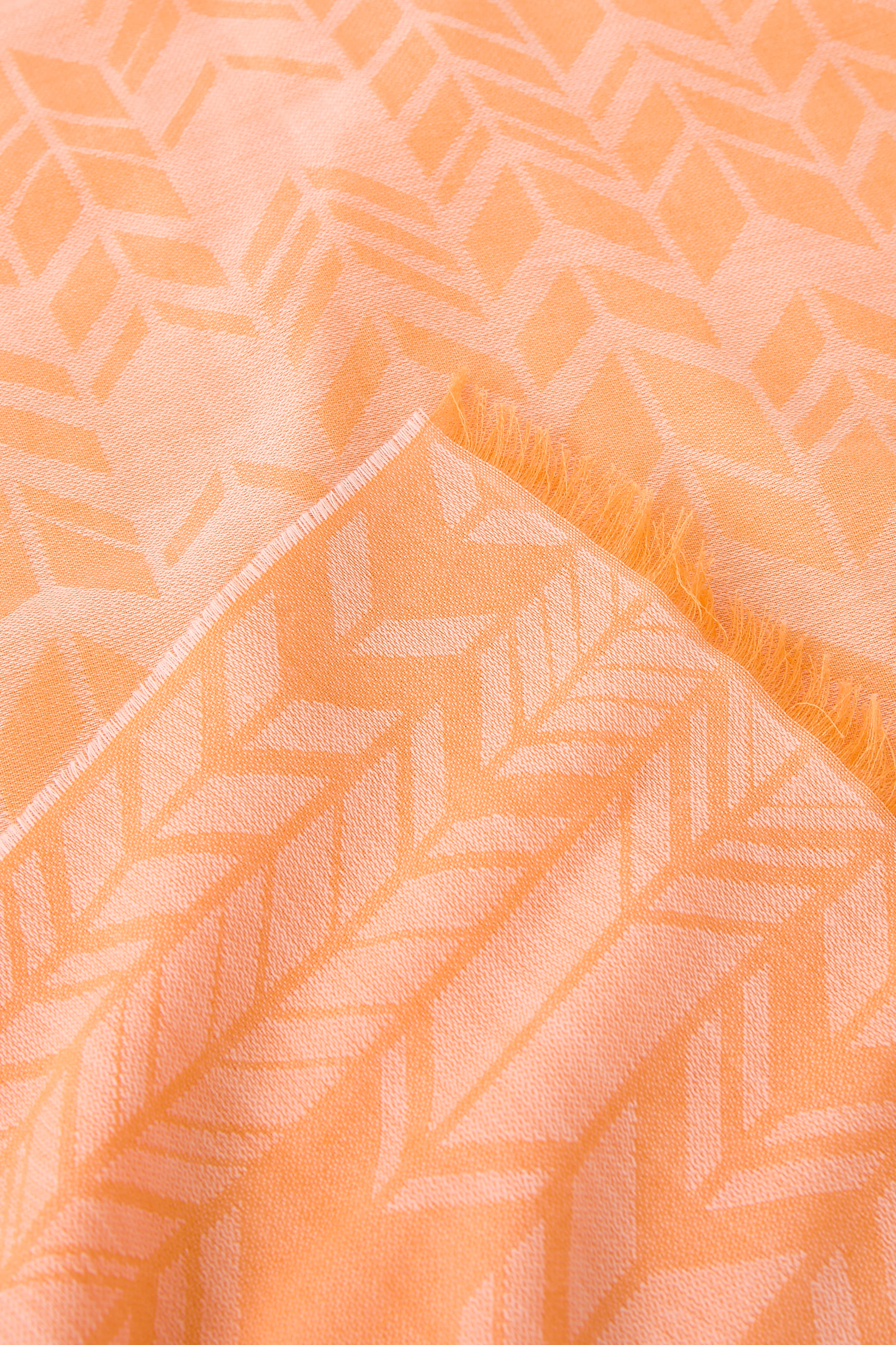 وشاح بنقشة خطوط شيفرون