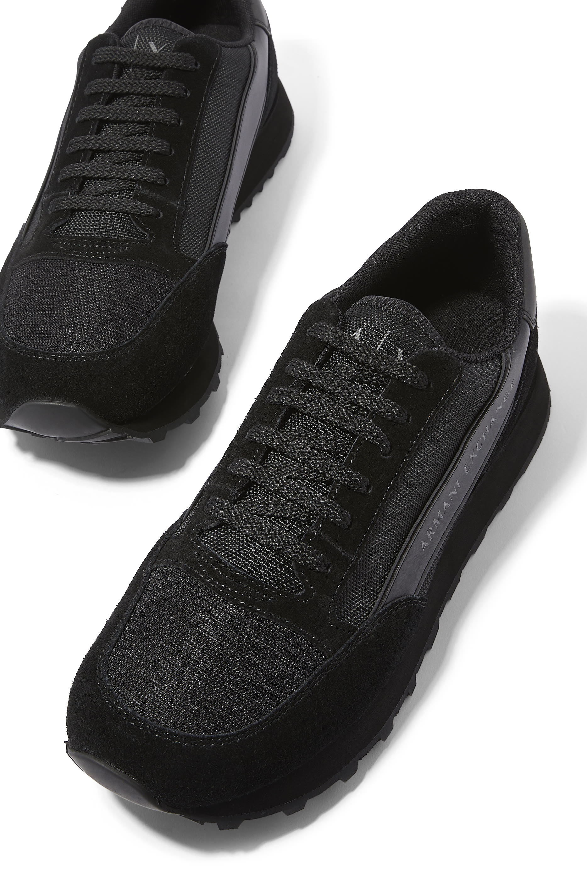 سنيكرز مزين بحروف شعار الماركة