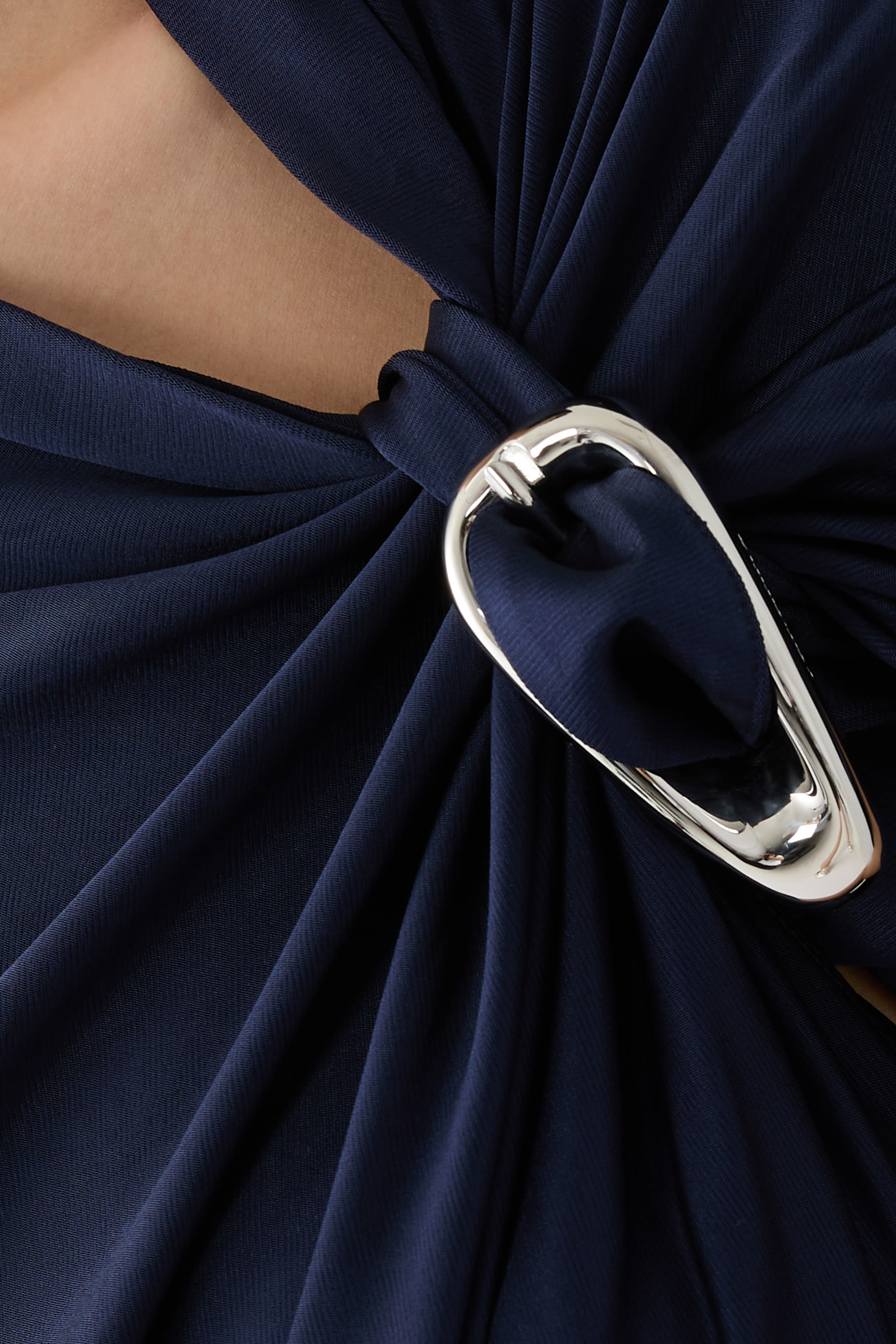 فستان طويل بتصميم غير متماثل