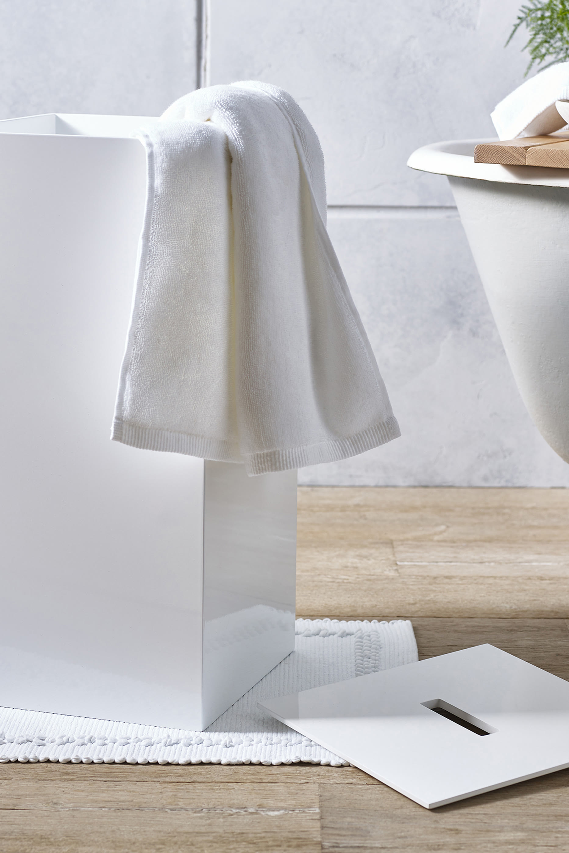 سلة غسيل لاكر