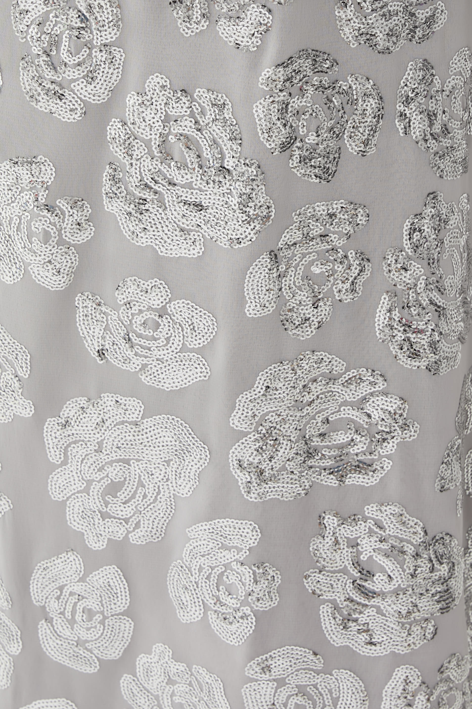 فستان طويل شيفون مطرز بالترتر