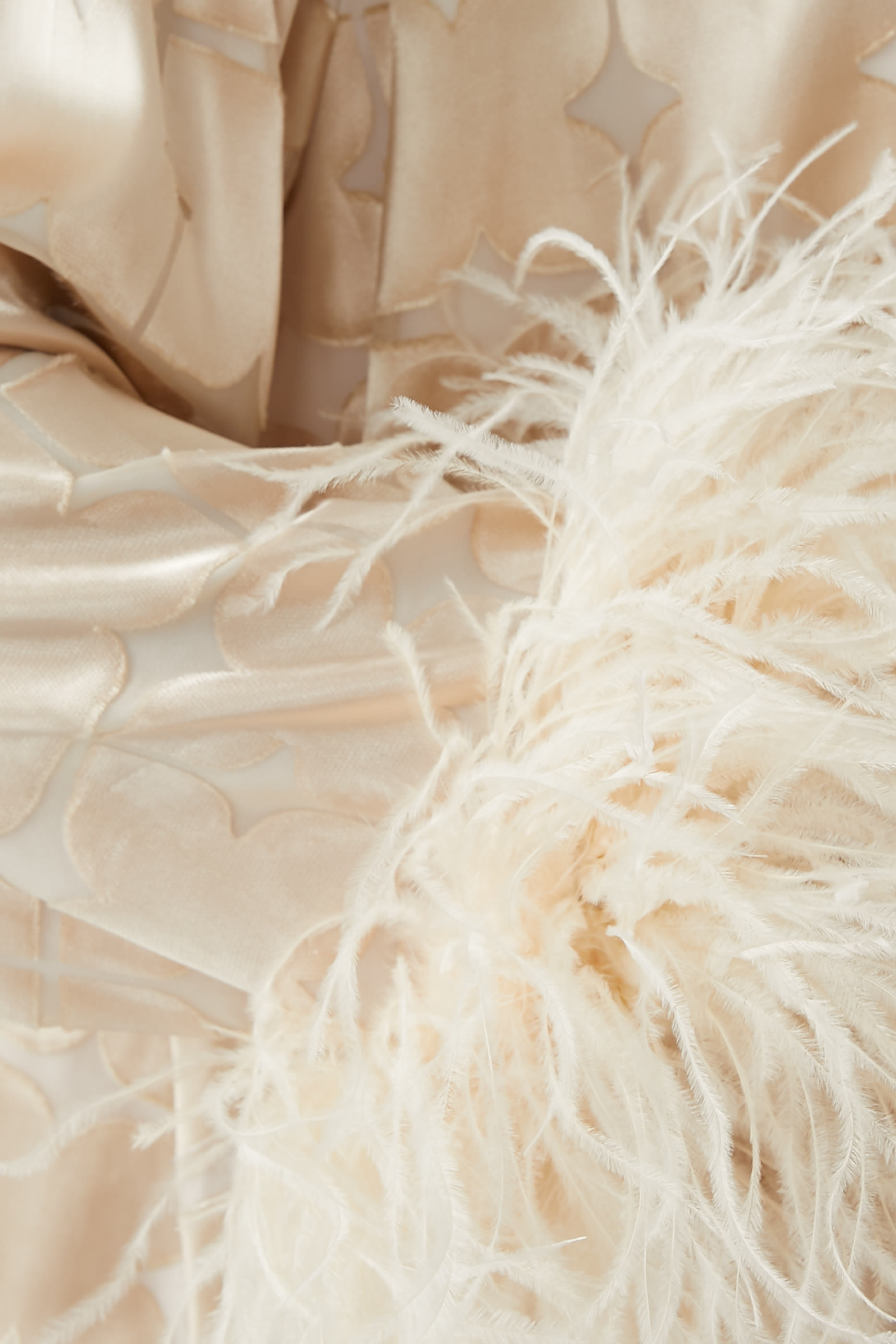 بلوزة بأساور مزينة بالريش على الحافة