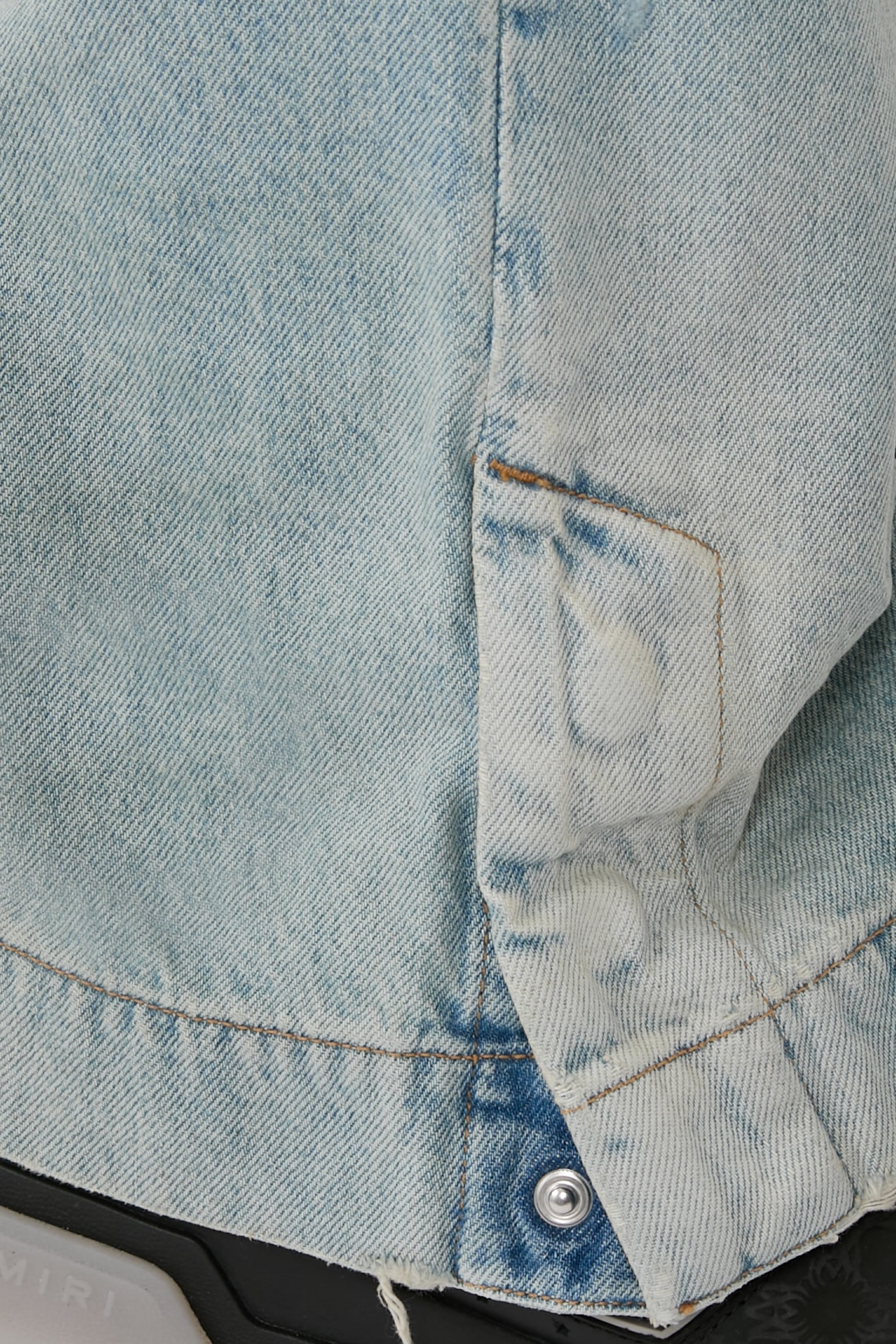 بنطال جينز بقصة ساق واسعة مستقيمة