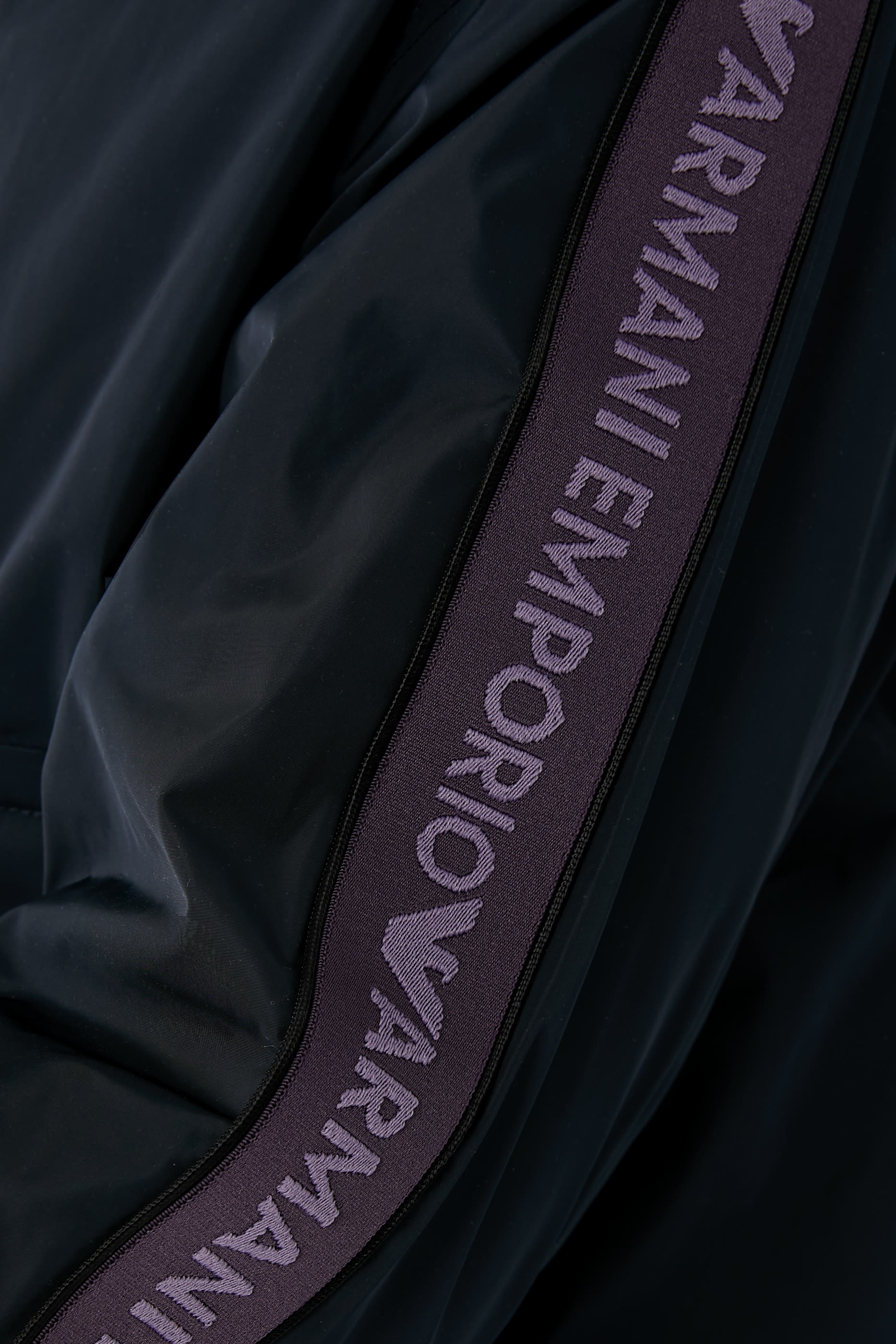 جاكيت نايلون بسحاب