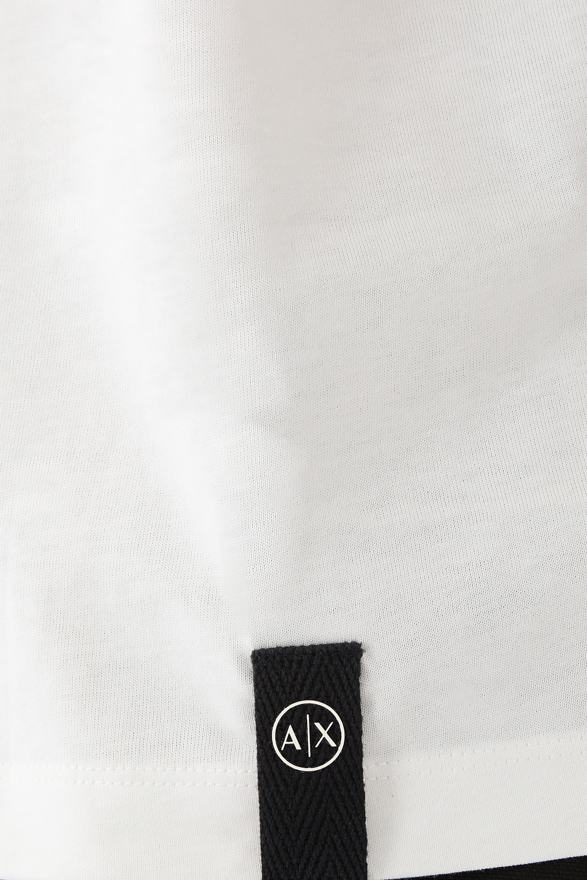 تيشيرت مخطط بجيب جانبي وأكمام قصيرة مزين بشعار الماركة 