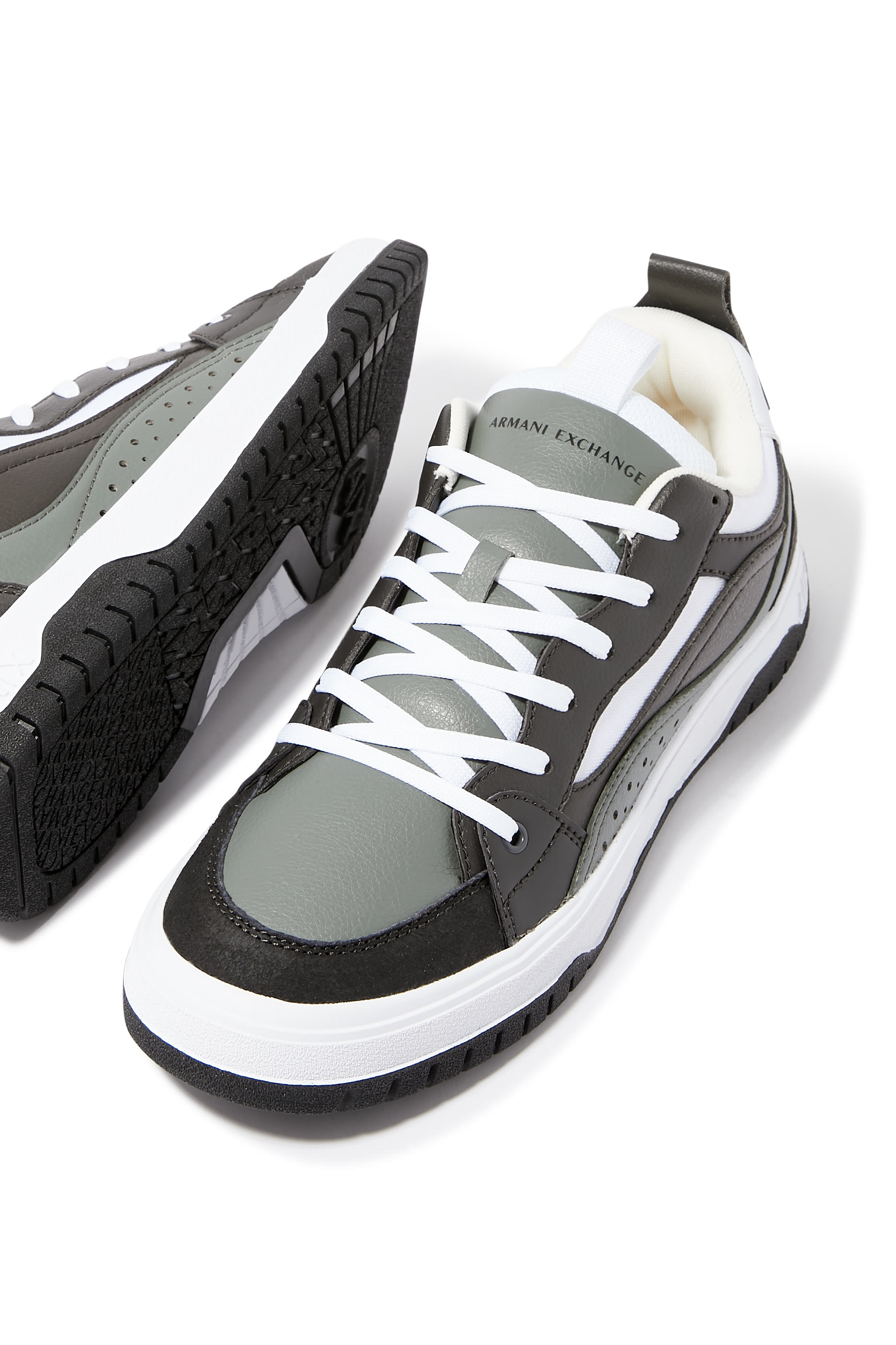 سنيكرز دوك بشعار الماركة