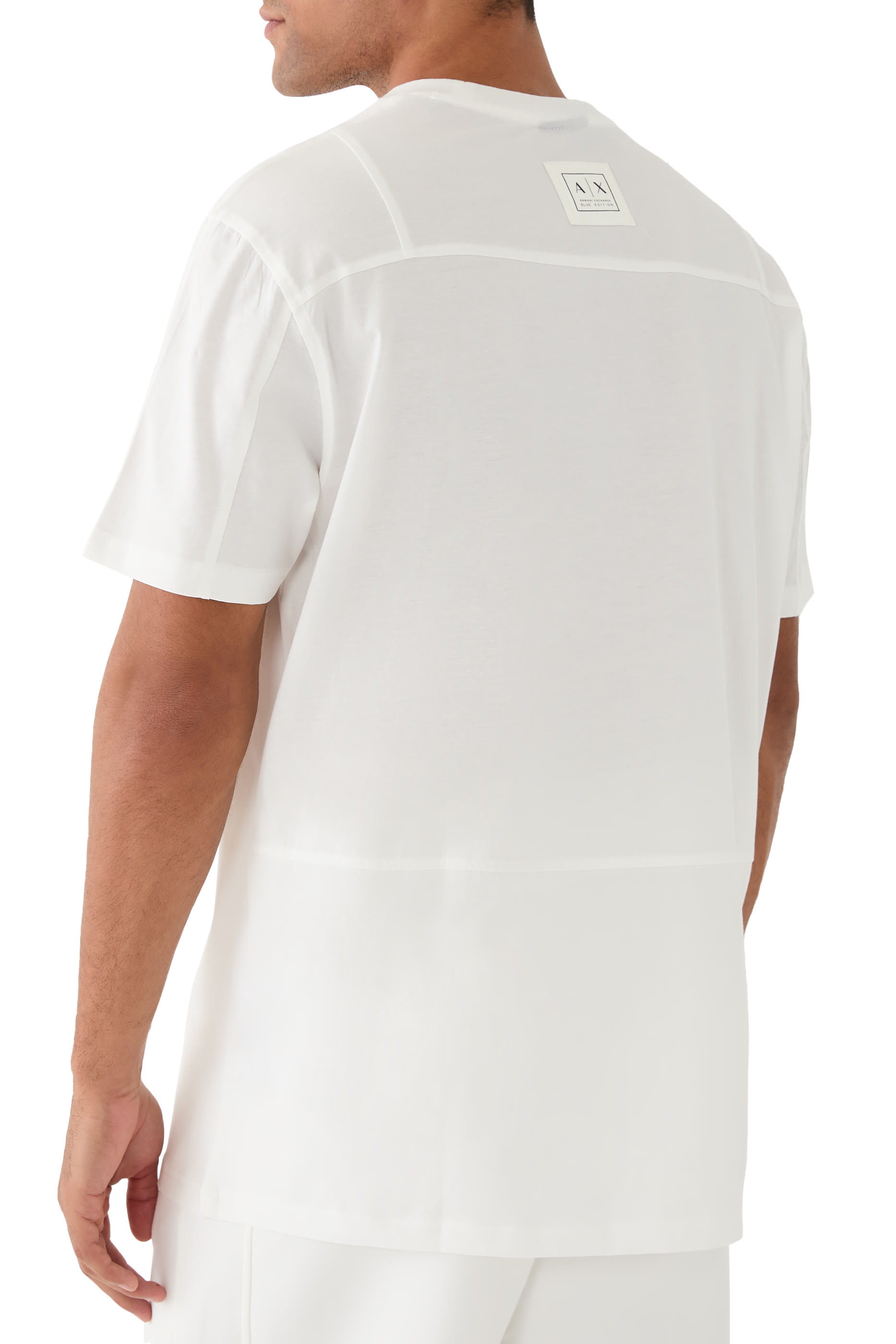 تيشيرت برقعة بشعار الماركة في الخلف