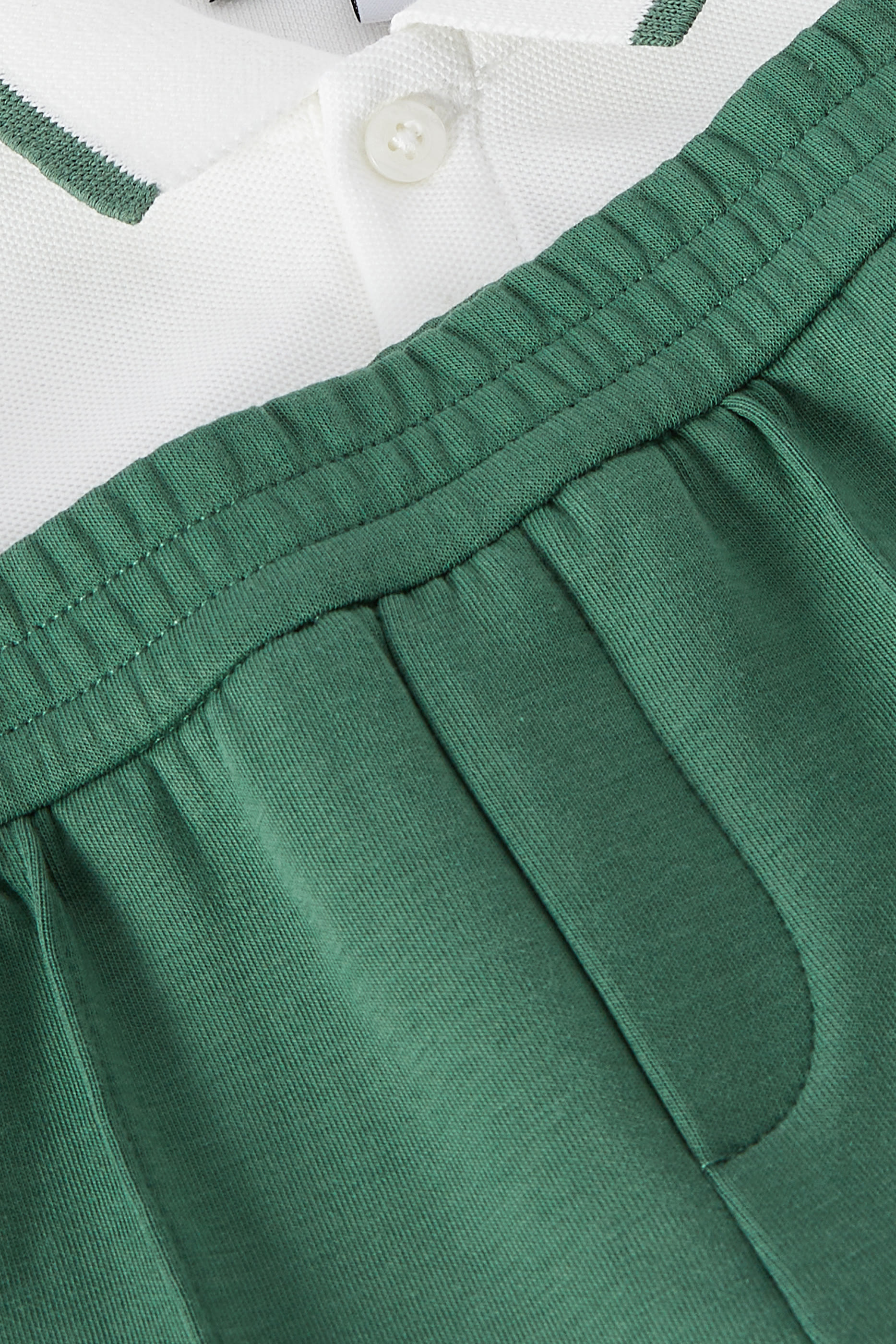 طقم قميص بولو وشورت برمودا بشعار الماركة للأطفال