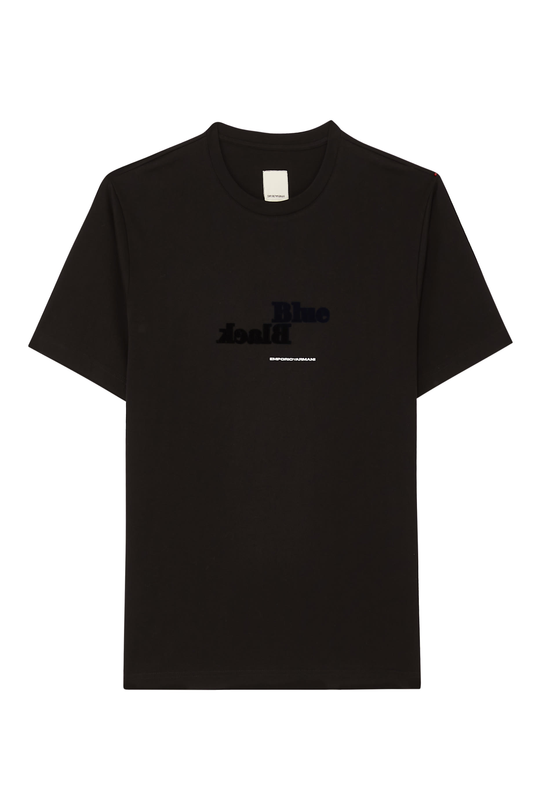 تيشيرت بشعار الماركة ضمن التشكيلة المستدامة