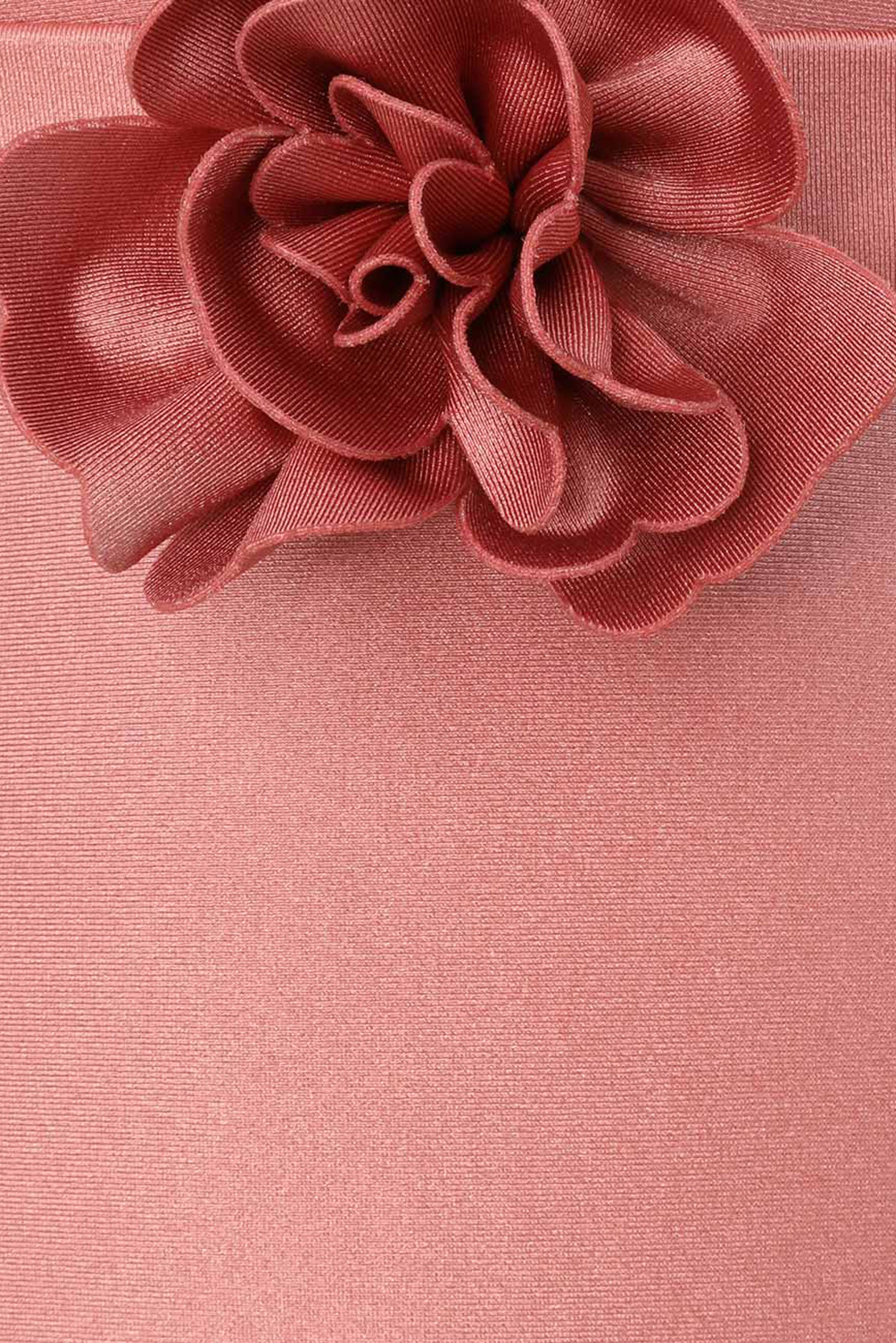 بدلة سباحة لاكي بتصميم قطعة واحدة وياقة عميقة مزينة بزهرة