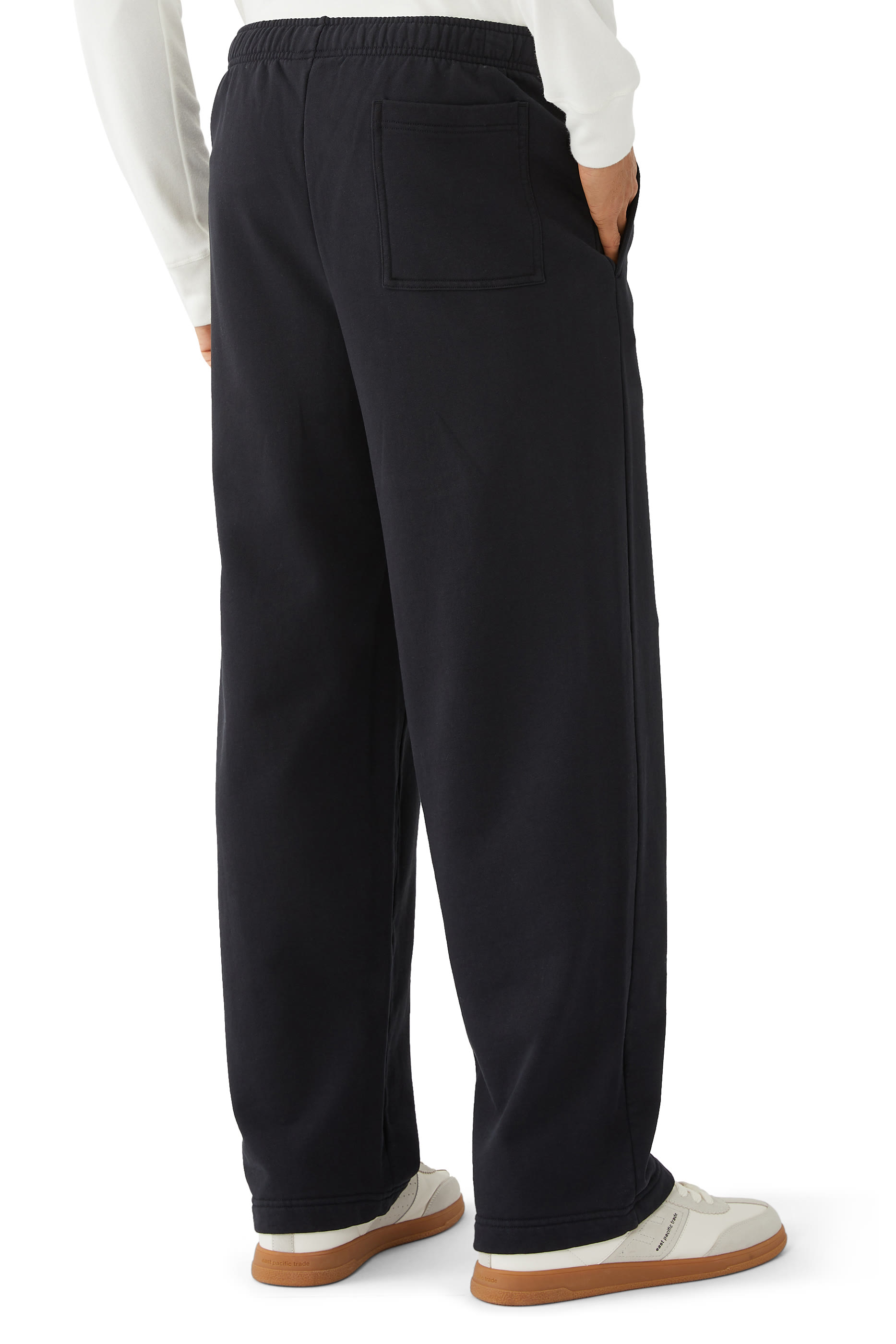 بنطال رياضي بقصة مريحة ورقعة شعار الماركة