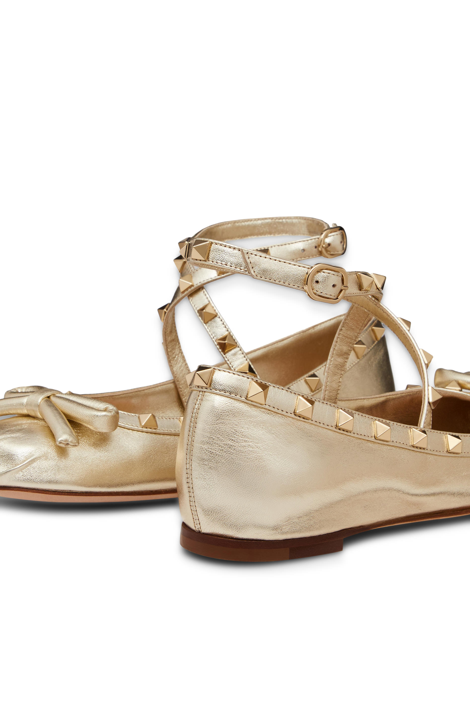 حذاء باليرينا مرصع بحلى هرمية بنعل مسطح