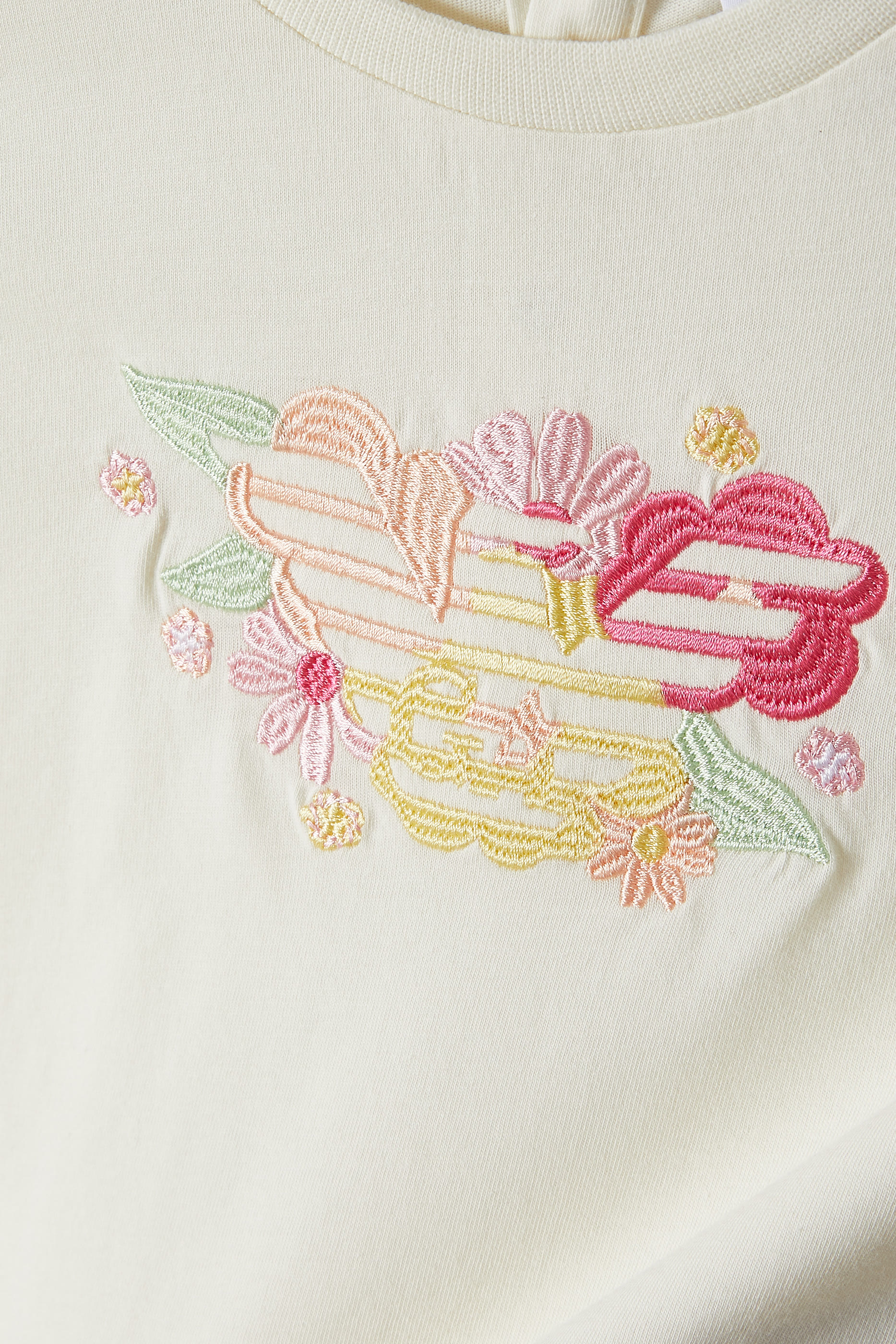 تيشيرت بشعار الماركة وتطريز زهور للأطفال