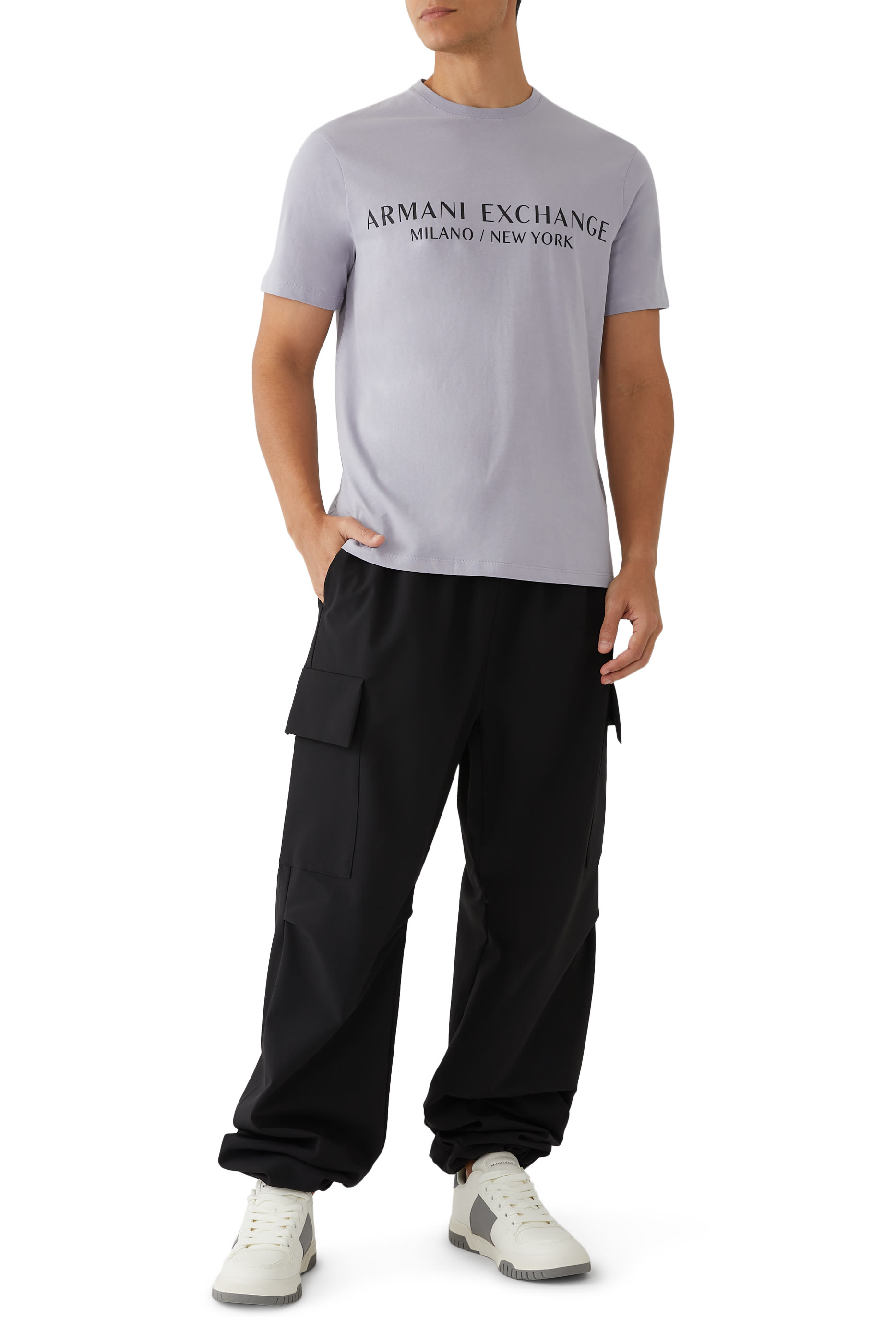 تيشيرت بشعار الماركة بقصة عادية