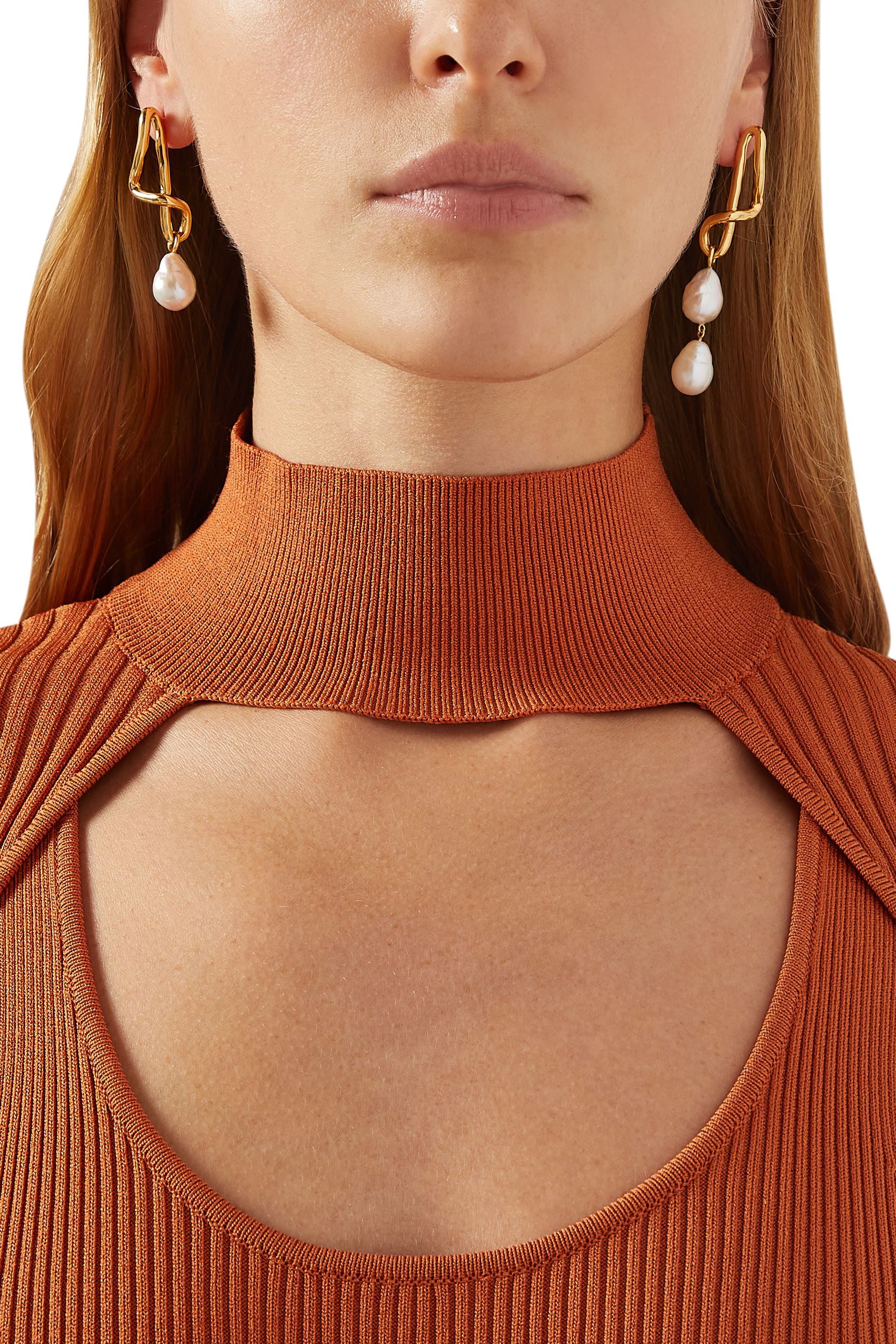 أقراط مولتن غير متماثلة مزينة بلؤلؤ باروكي نحاس مطلي بذهب معاد تدويره عيار 18