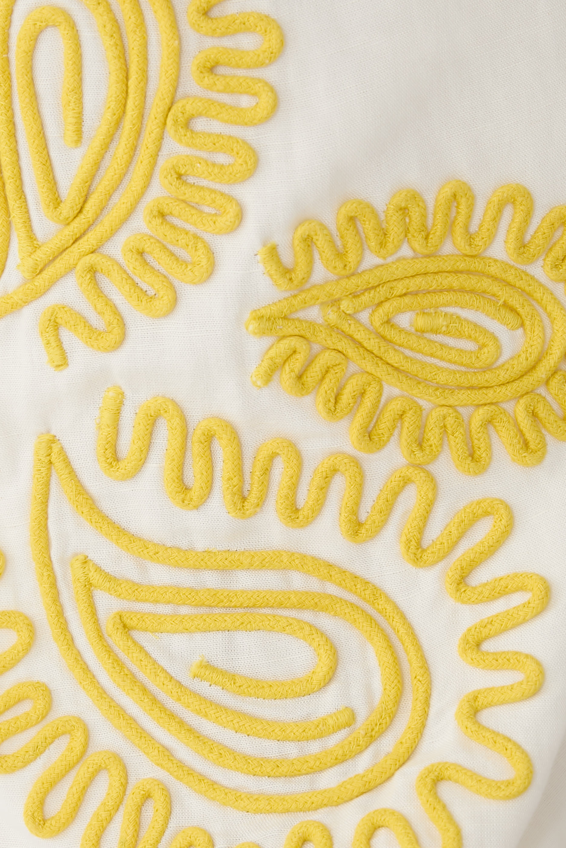 بنطال كارلي مطرز بقصة ساق واسعة