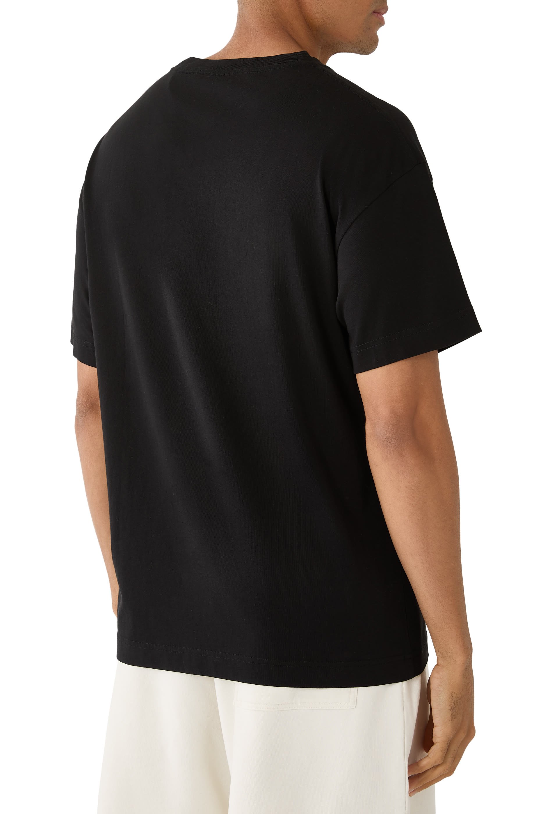 تيشيرت بنقشة أشجار نخيل وشعار الماركة