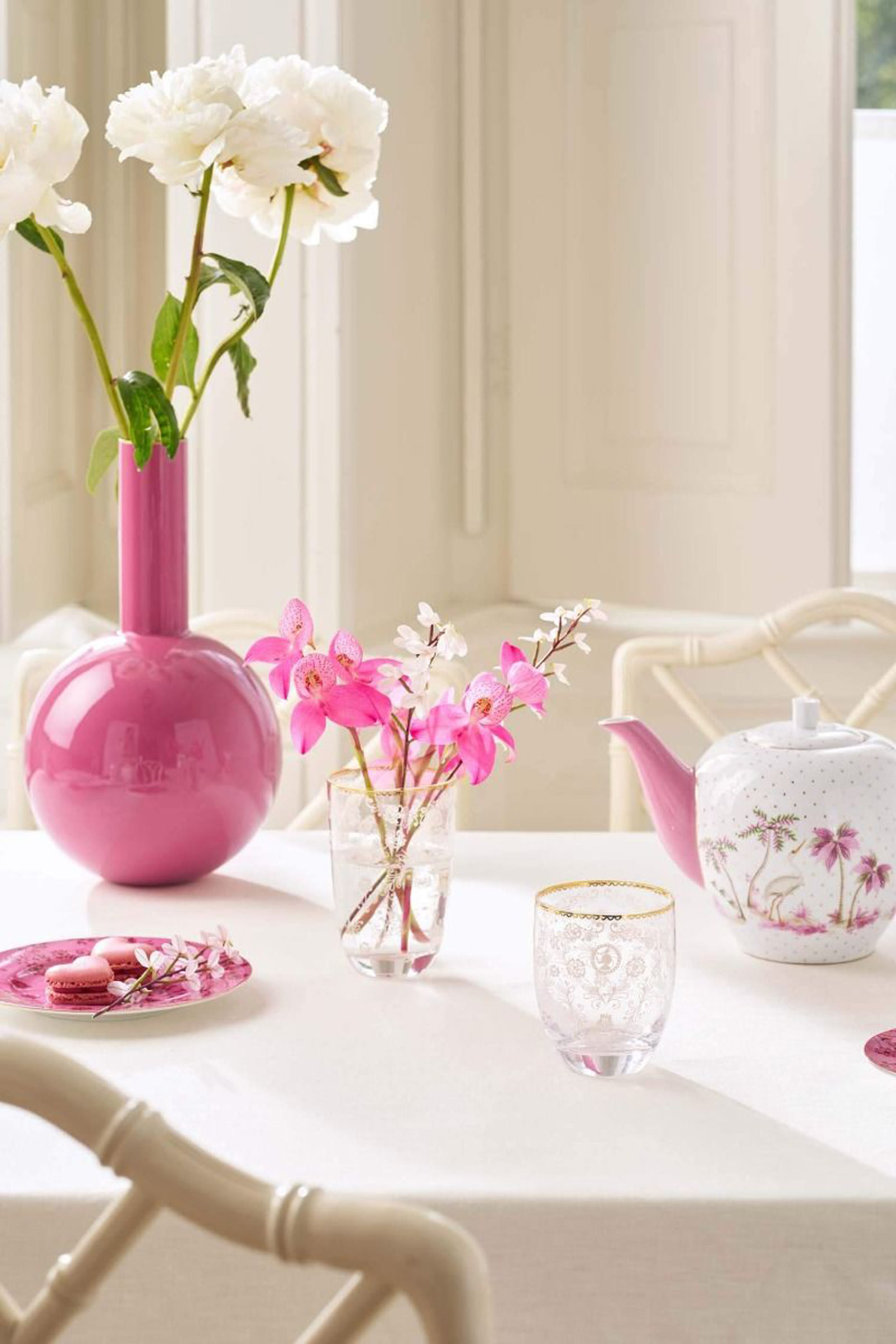 كأس ماء بنقشة زهور