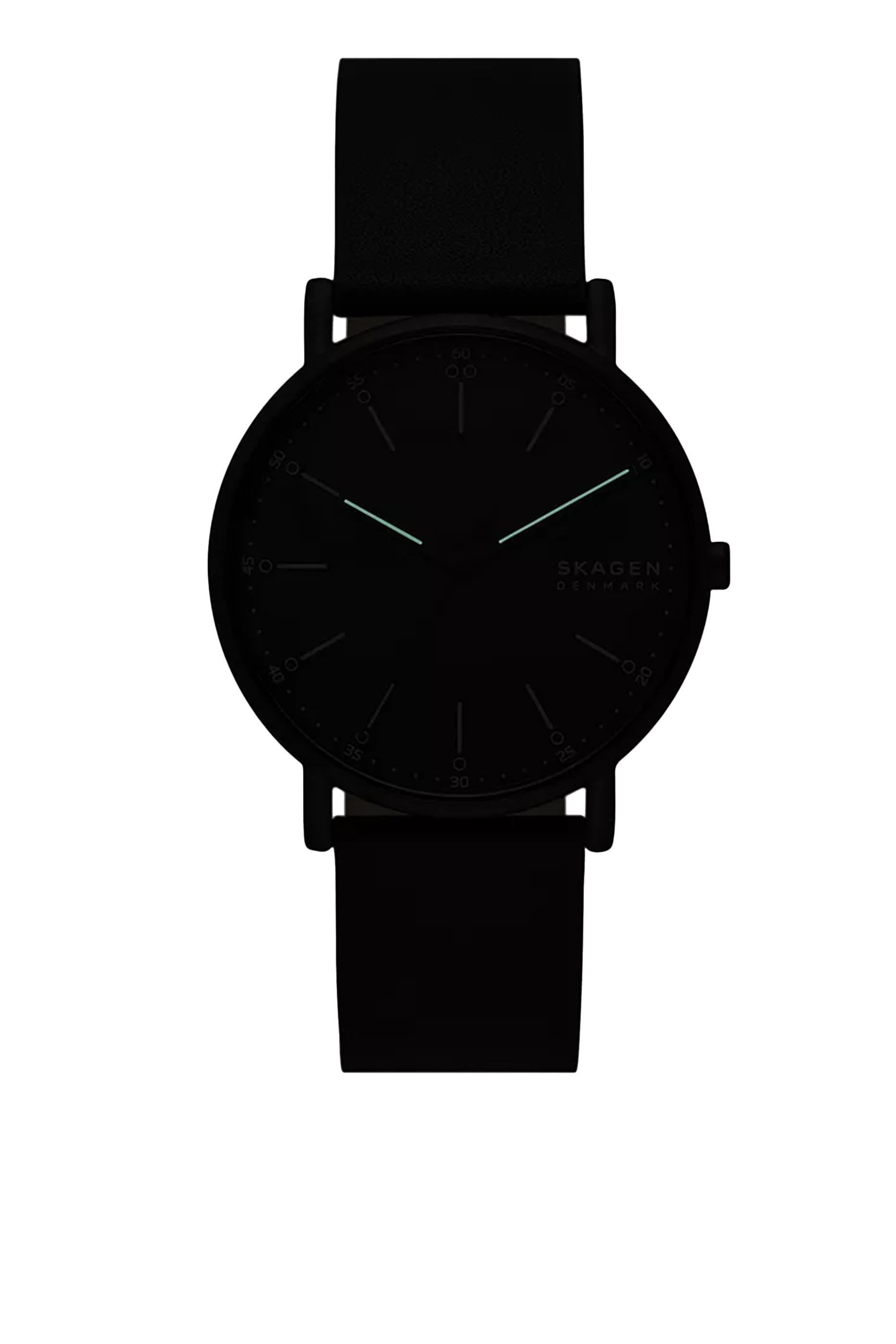 ساعة بثلاث عقارب وشعار الماركة وسوار جلد