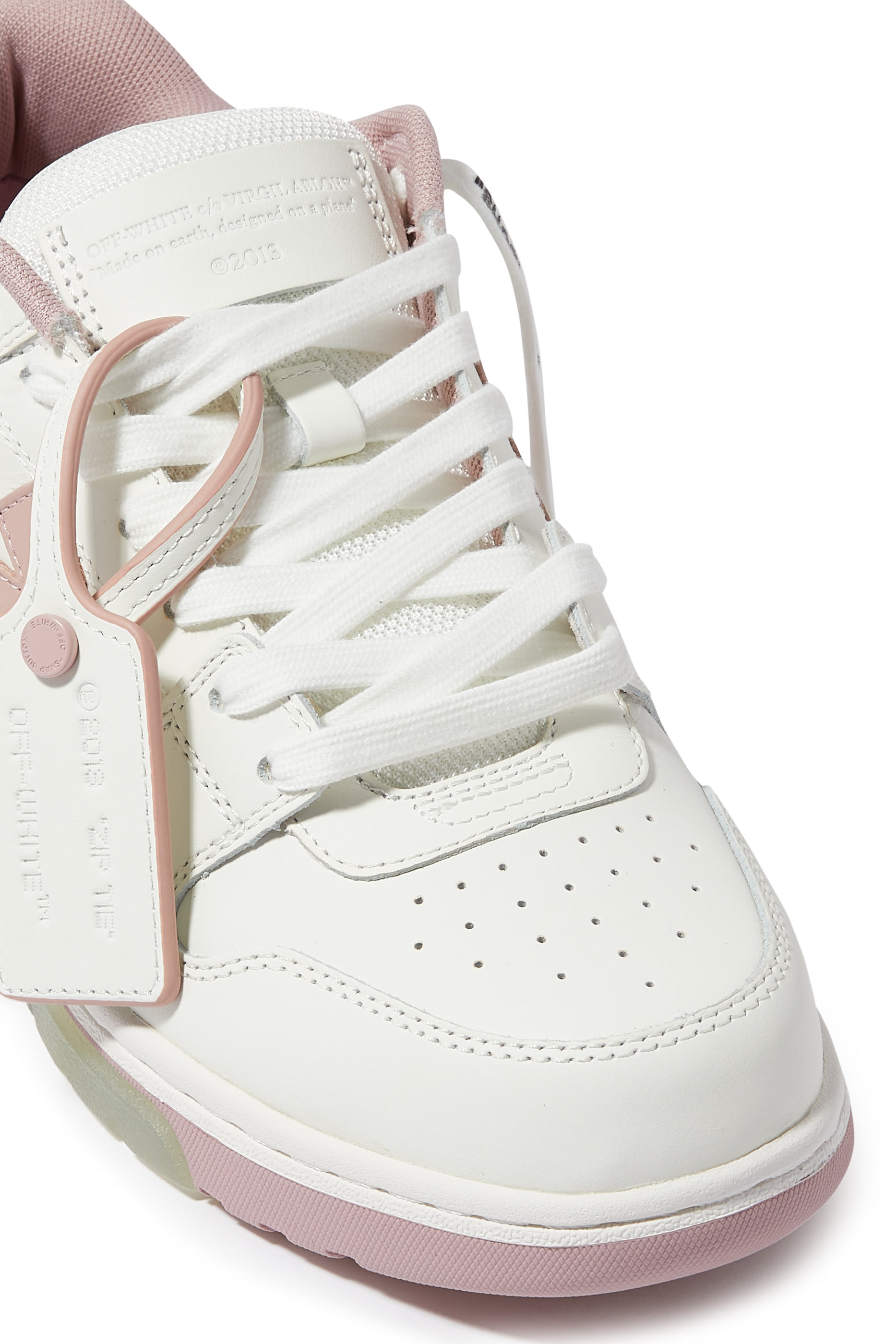 سنيكرز اوت اوف اوفيس