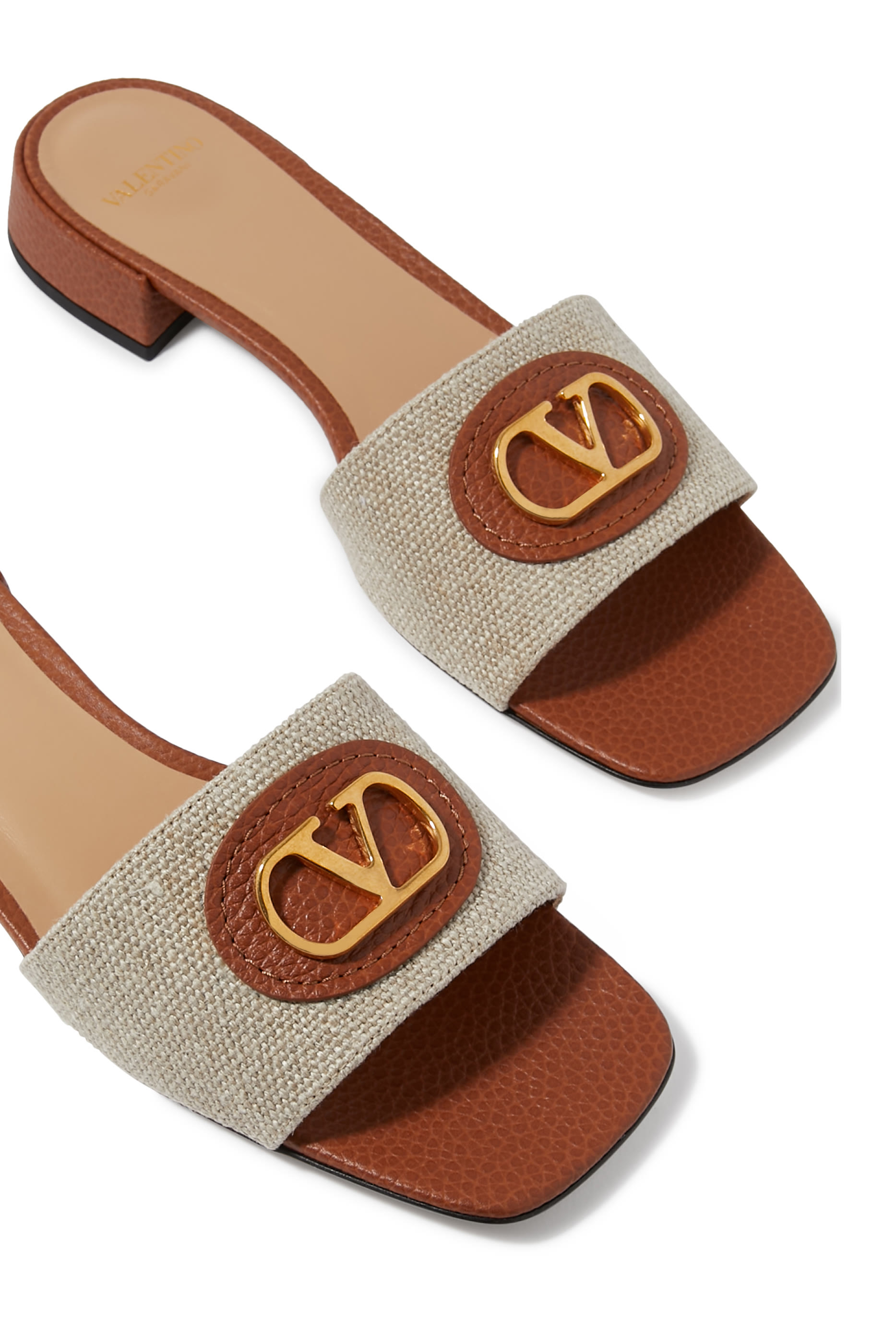 صندل بشعار حرف الماركة الشهير