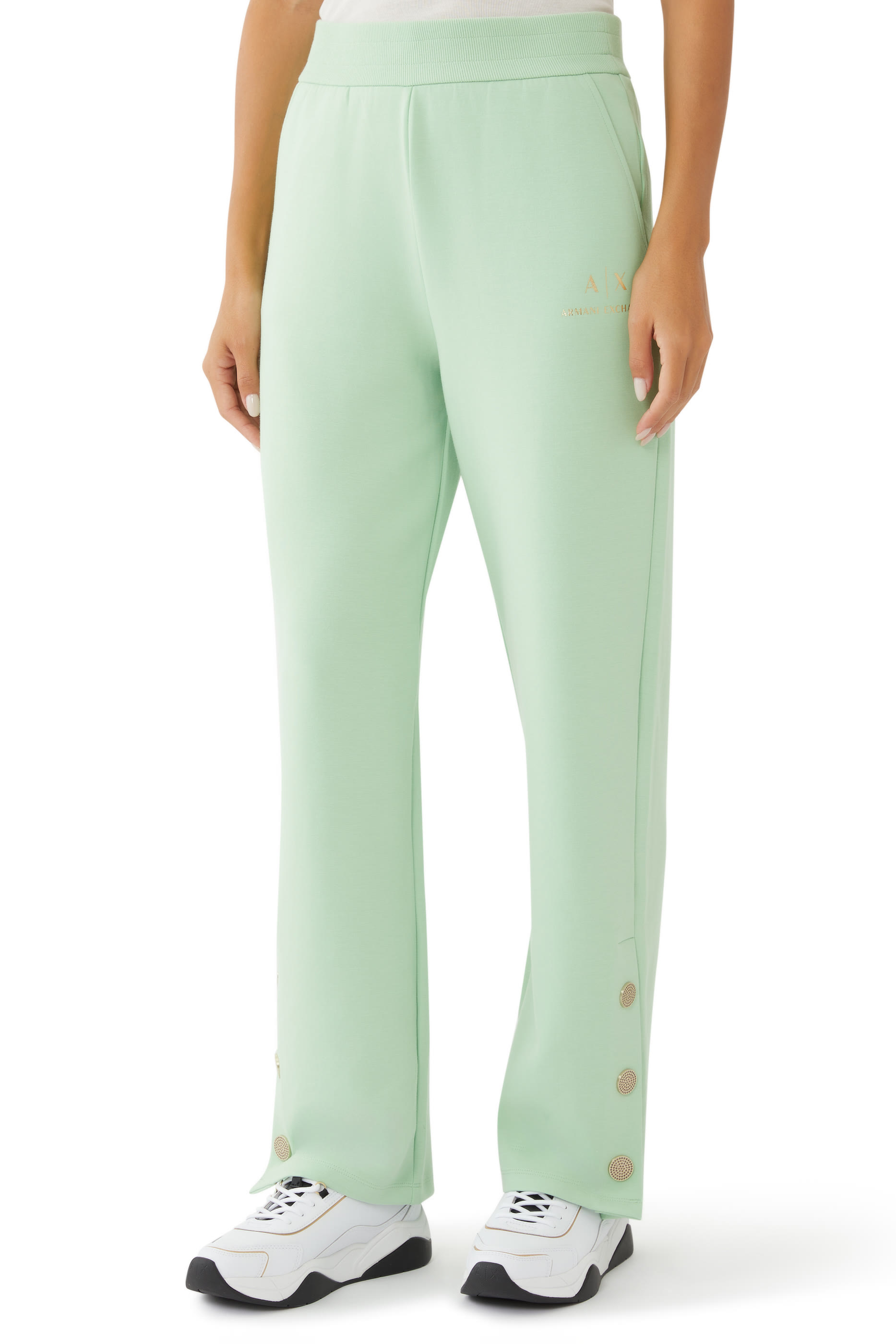 بنطال بقصة ساق واسعة وشعار الماركة