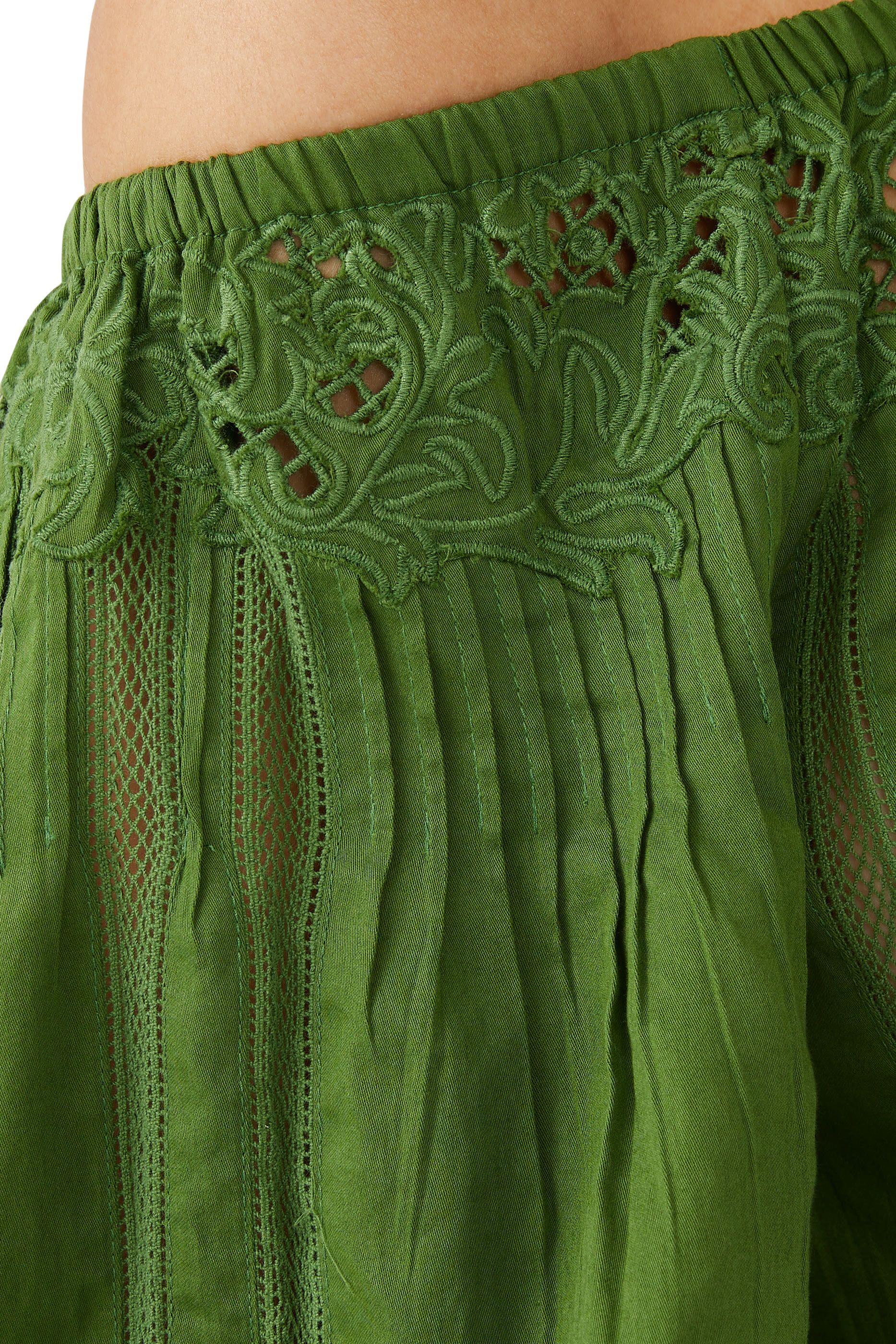 بلوزة نان مطرزة بأكتاف مكشوفة