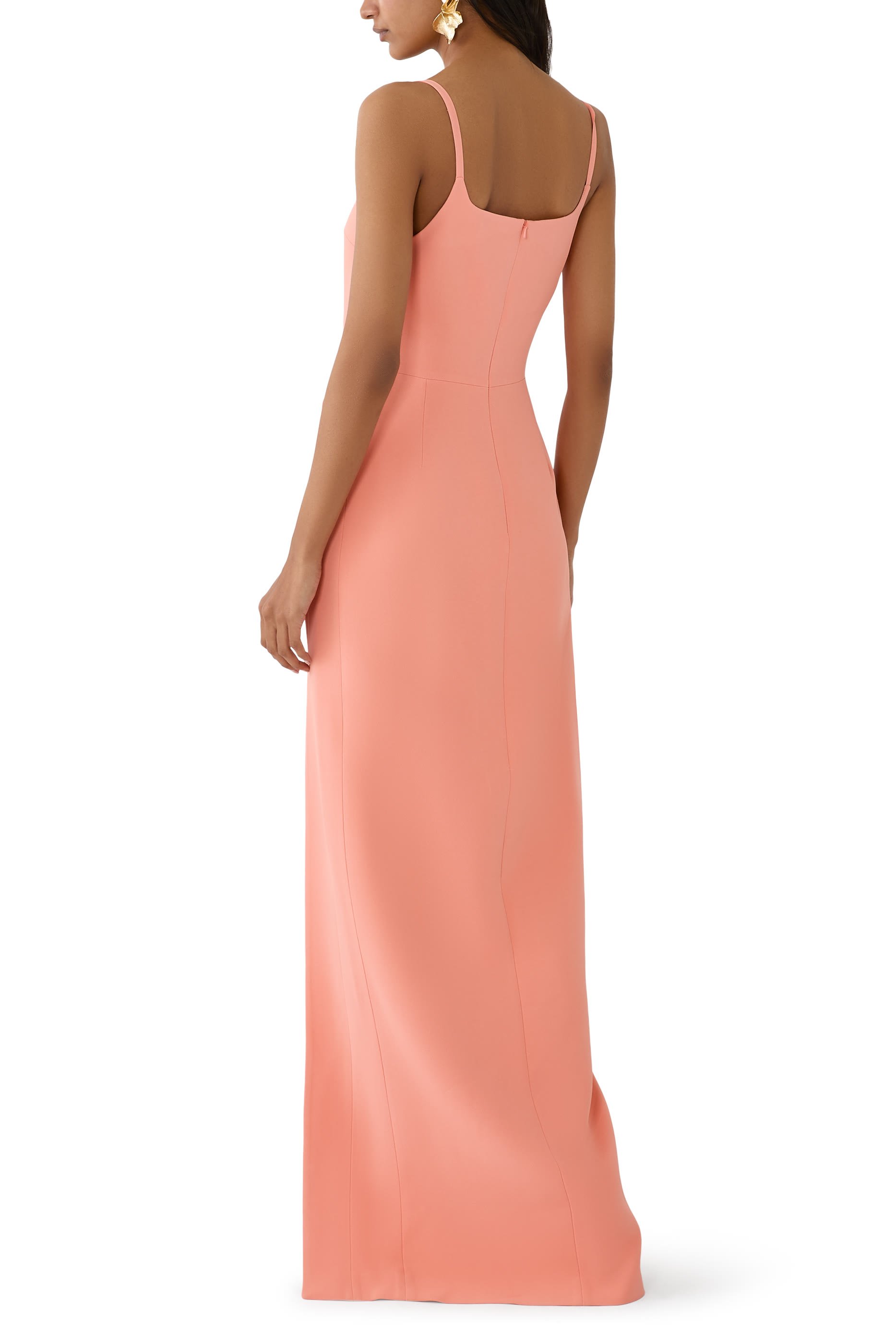 فستان سهرة مزين بزهرة دانتيل