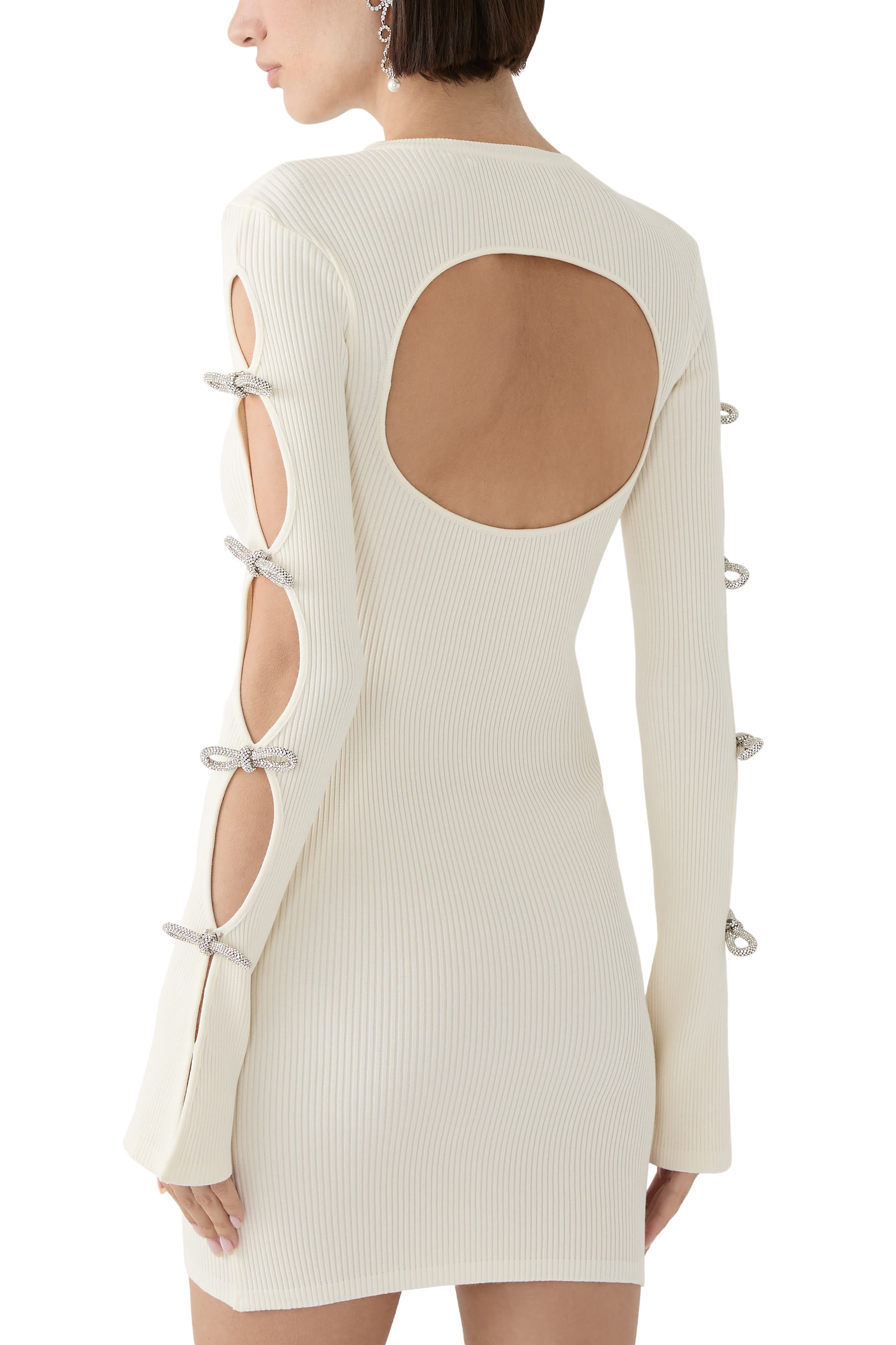 فستان قصير بفتحات وأكمام مزينة بربطات فيونكة