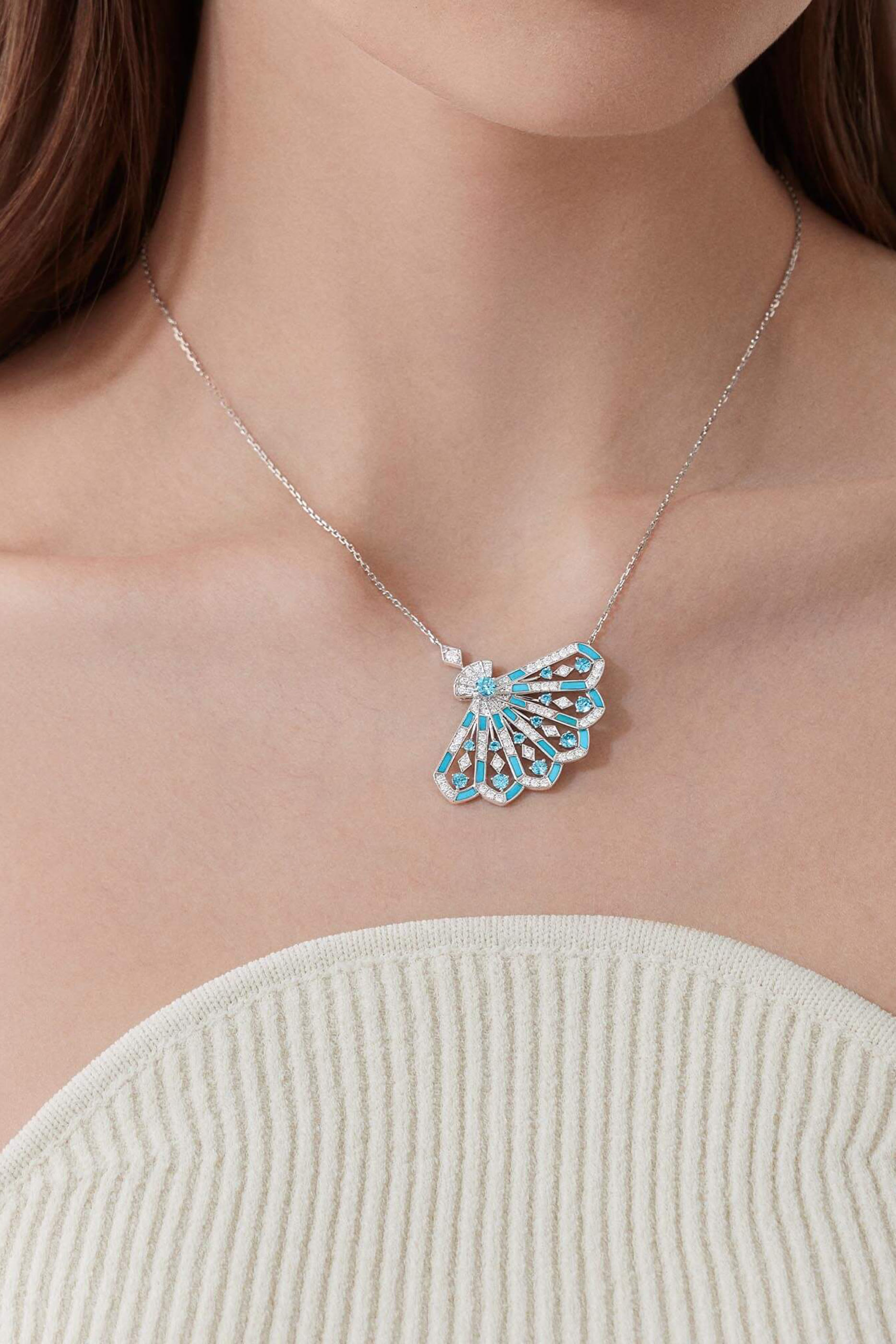 قلادة فانفير سيمفوني بدلاية مرصعة بالماس والفيروز والأكوامارين، ذهب أبيض عيار 18