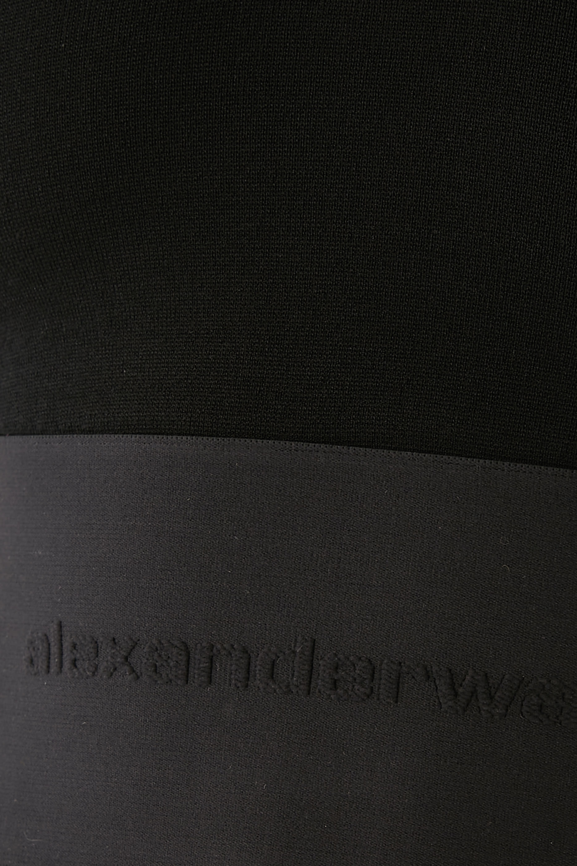 بلوزة بتصميم حمالة صدر بياقة عميقة وشريط مطاطي بشعار الماركة