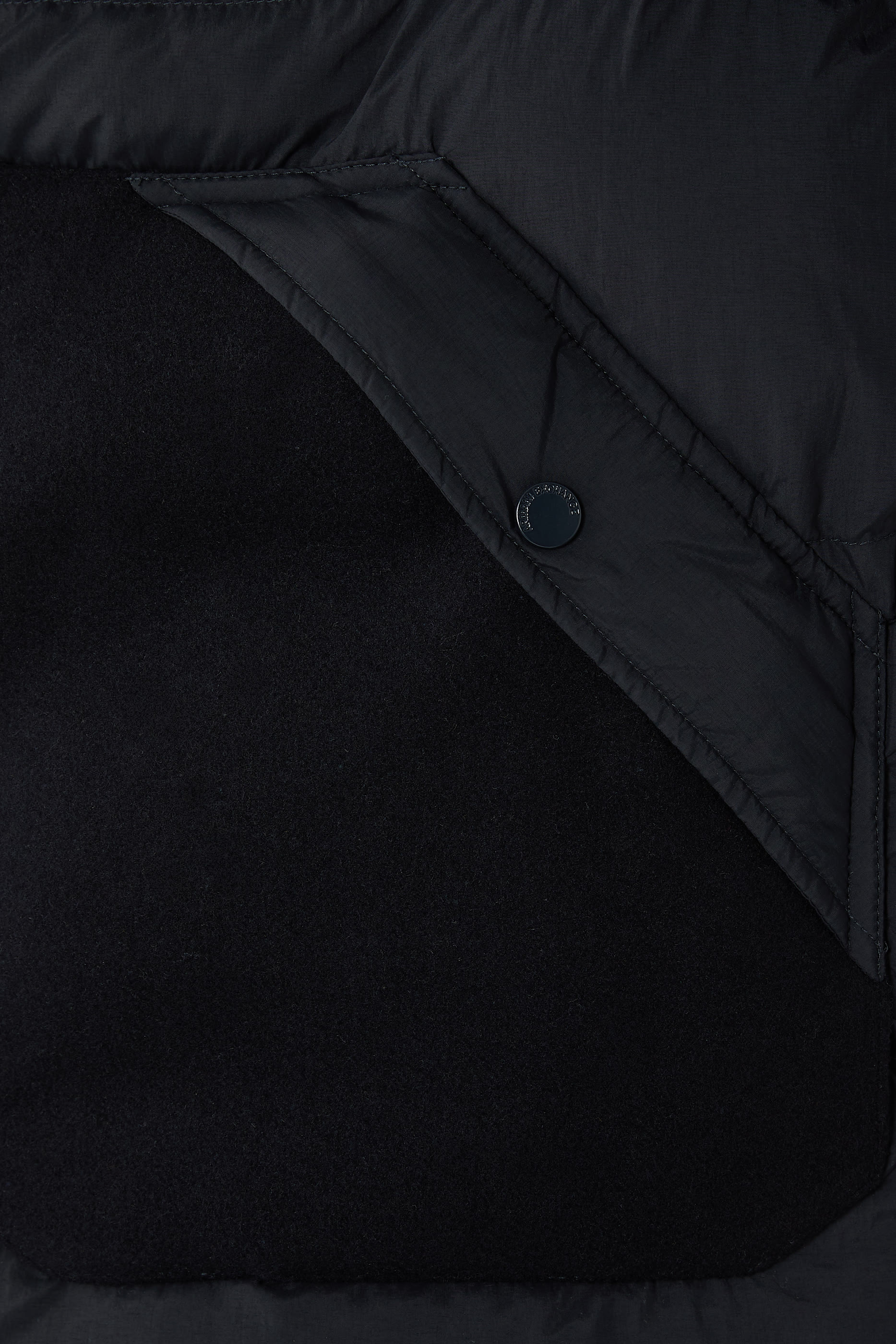 جاكيت بتصميم جامعي بياقة عالية