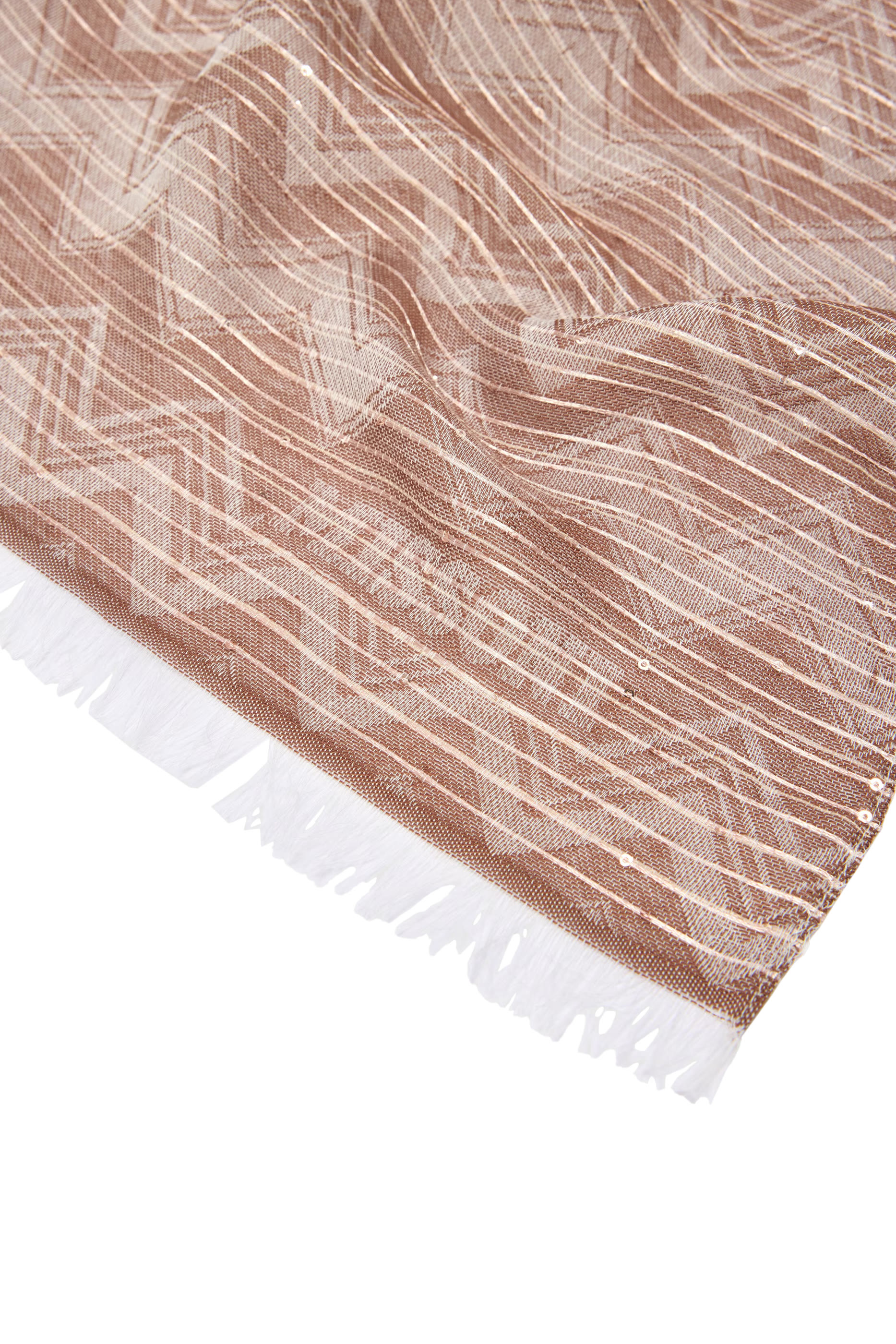 وشاح بنقشة خطوط متعرجة وشعار الماركة وترتر