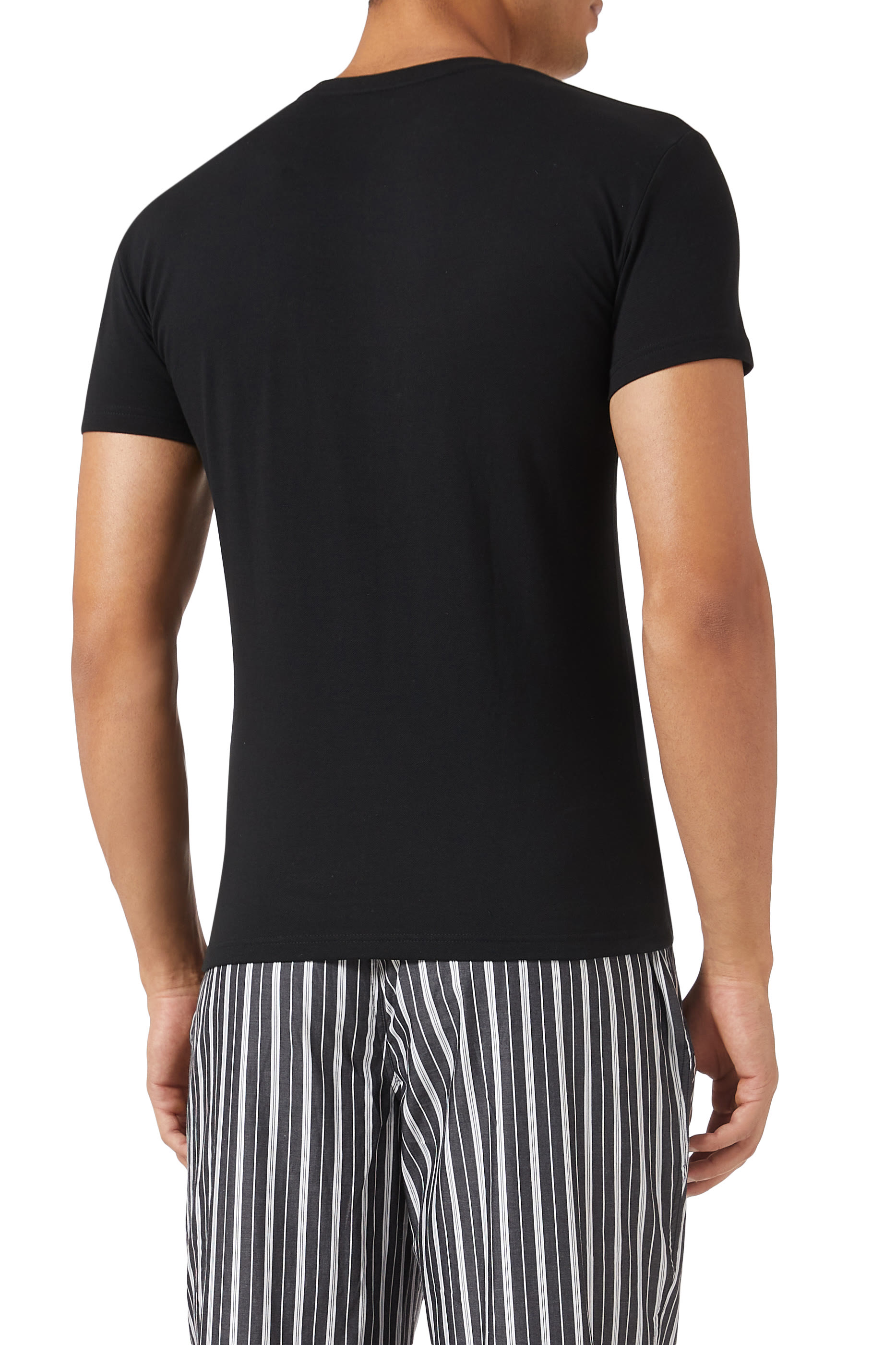 تيشيرت بياقة ضيقة