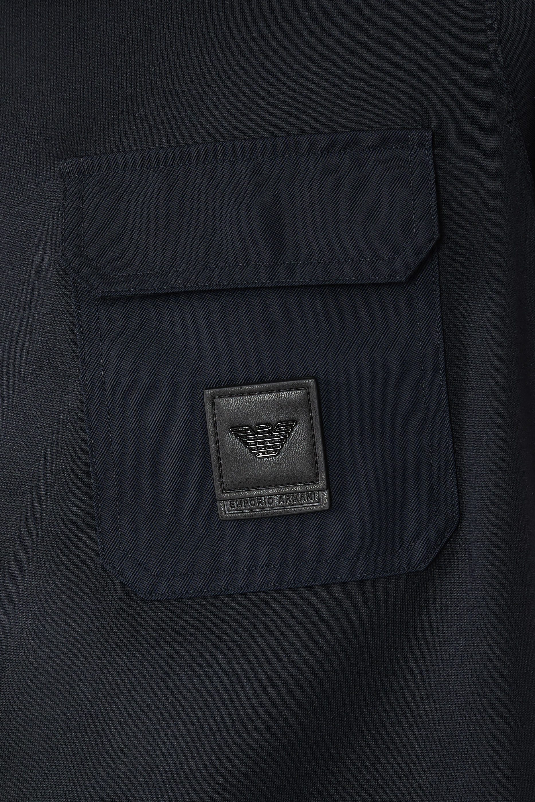 تيشيرت بقصة عادية وجيب خارجي بشعار الماركة