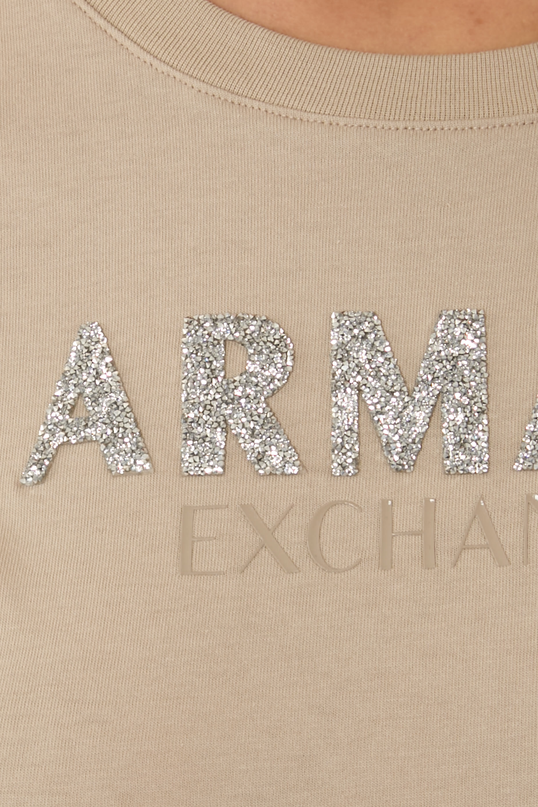 تيشيرت بقصة ضيقة بشعار الماركة قطن