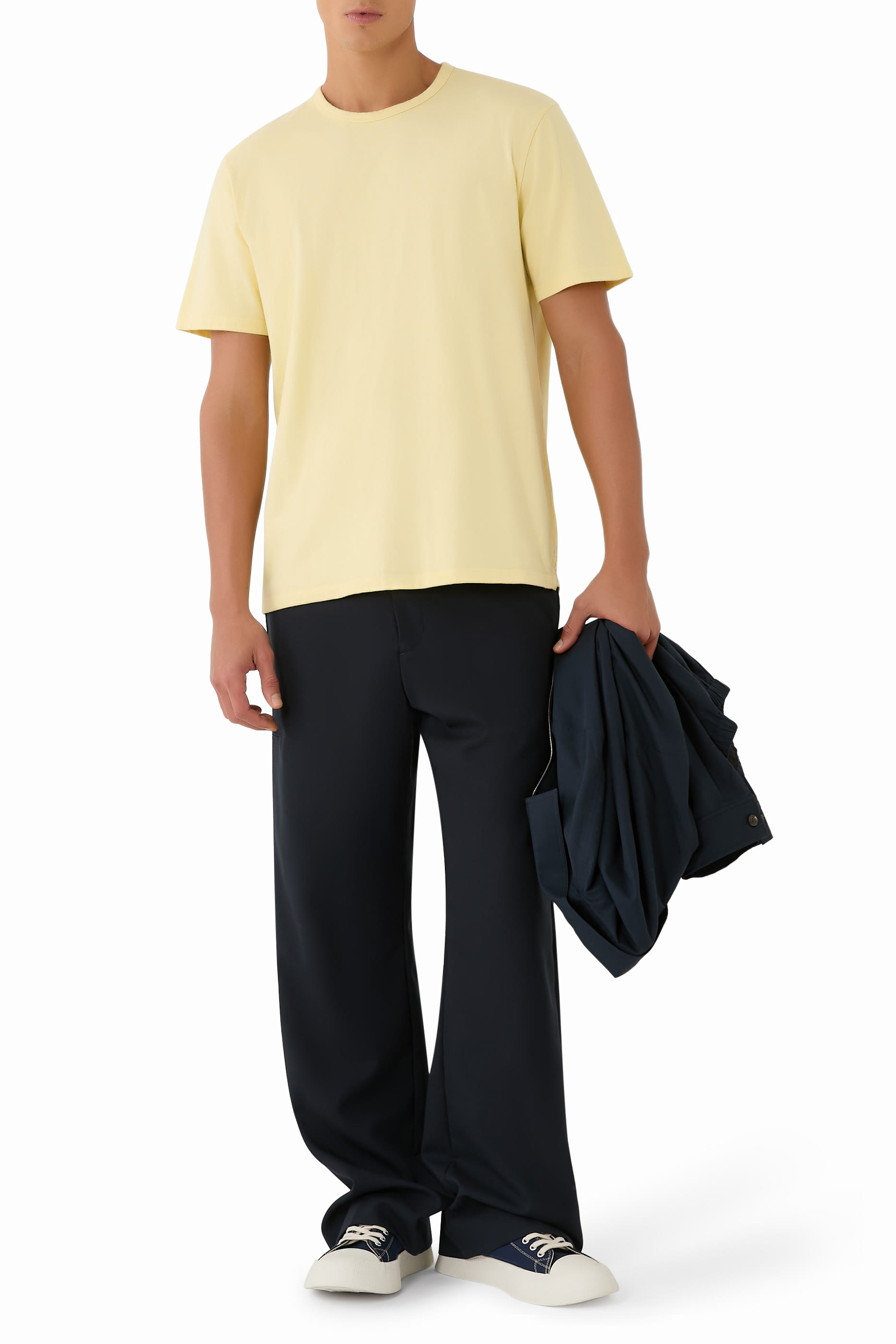 تيشيرت بأكمام قصيرة وياقة ضيقة