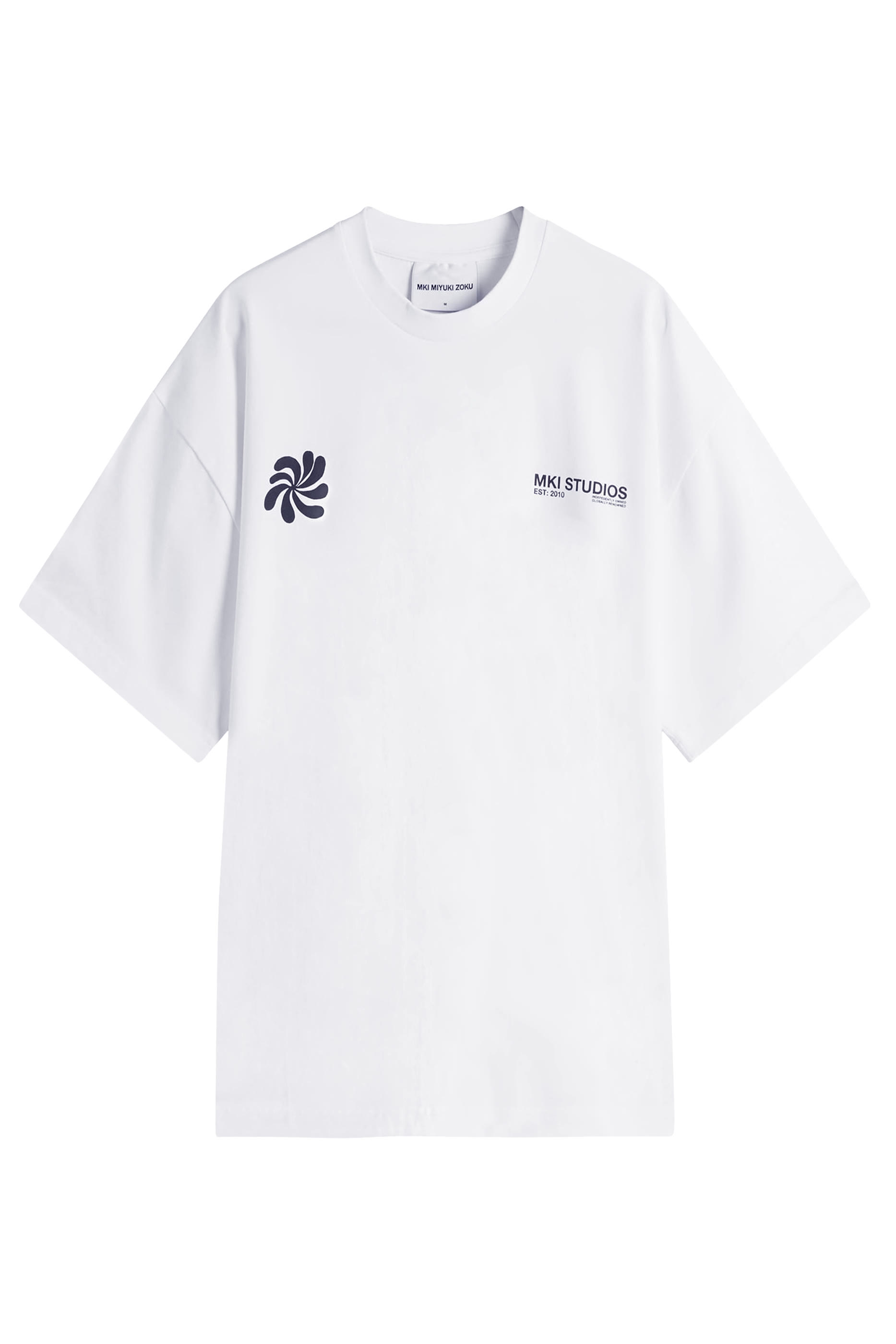 تيشيرت ام كيه اي بنقشة تجريدية